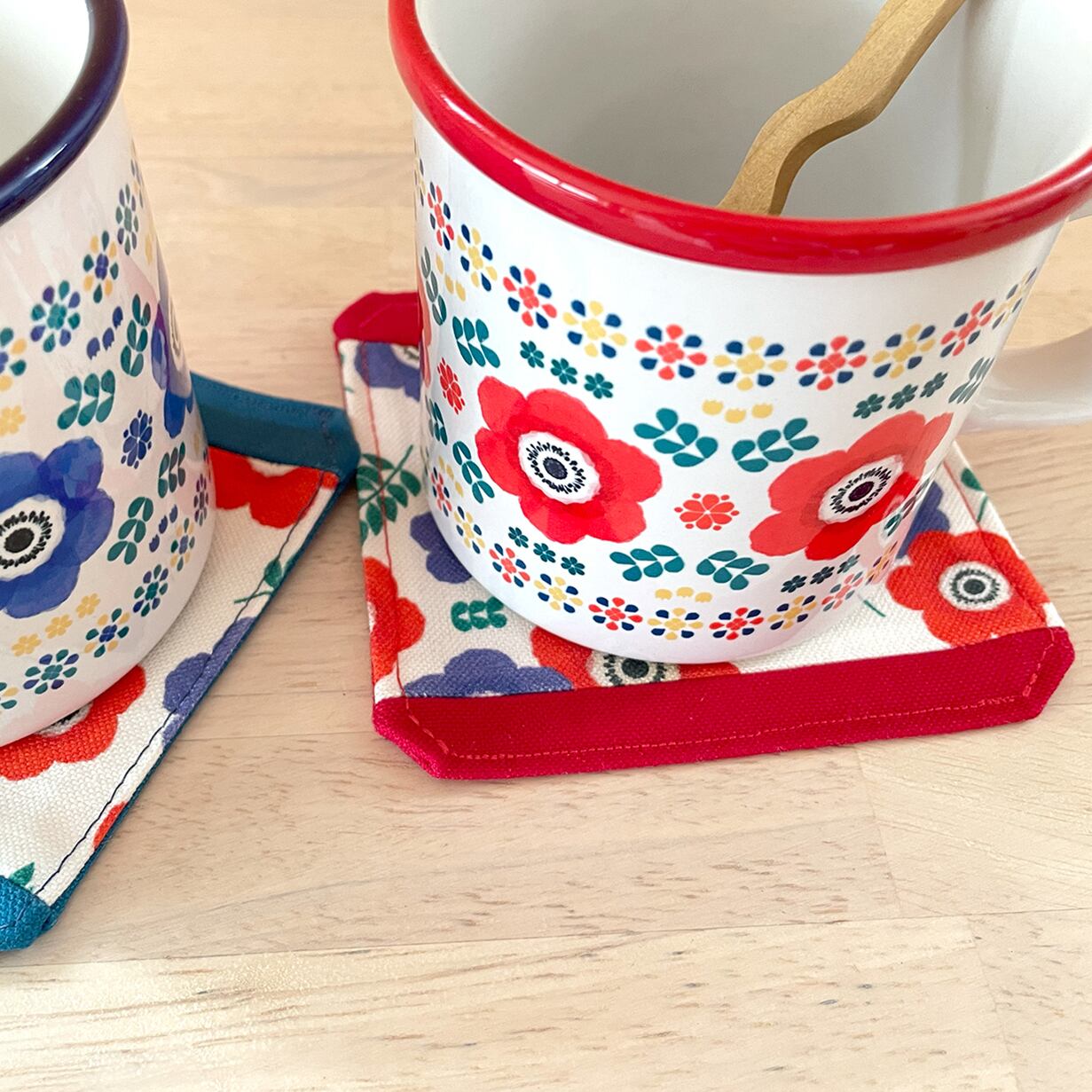 アネモネのマグカップ 赤〈コースター付〉陶器 花柄 新生活 引越し祝い