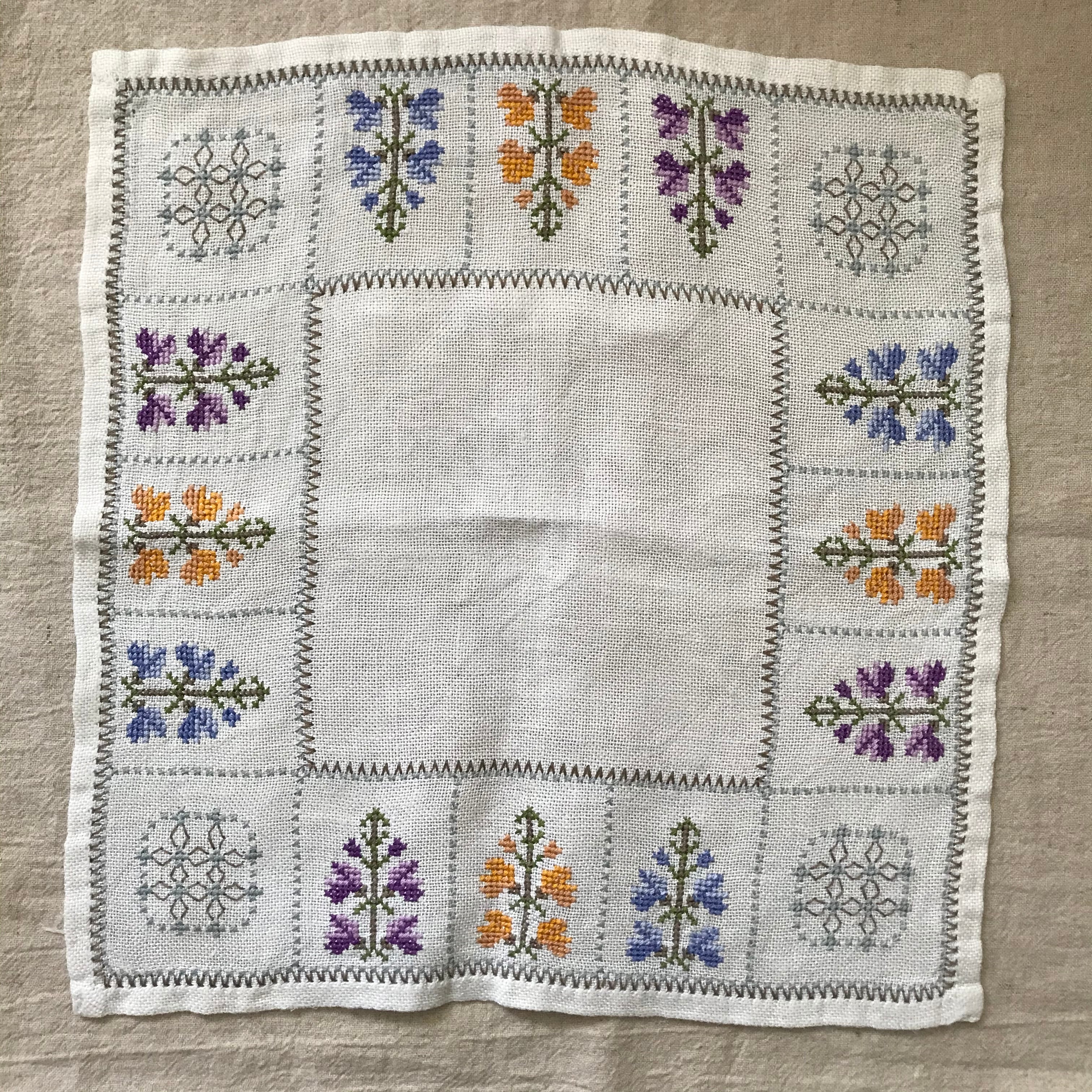 クロスステッチの花たちの布