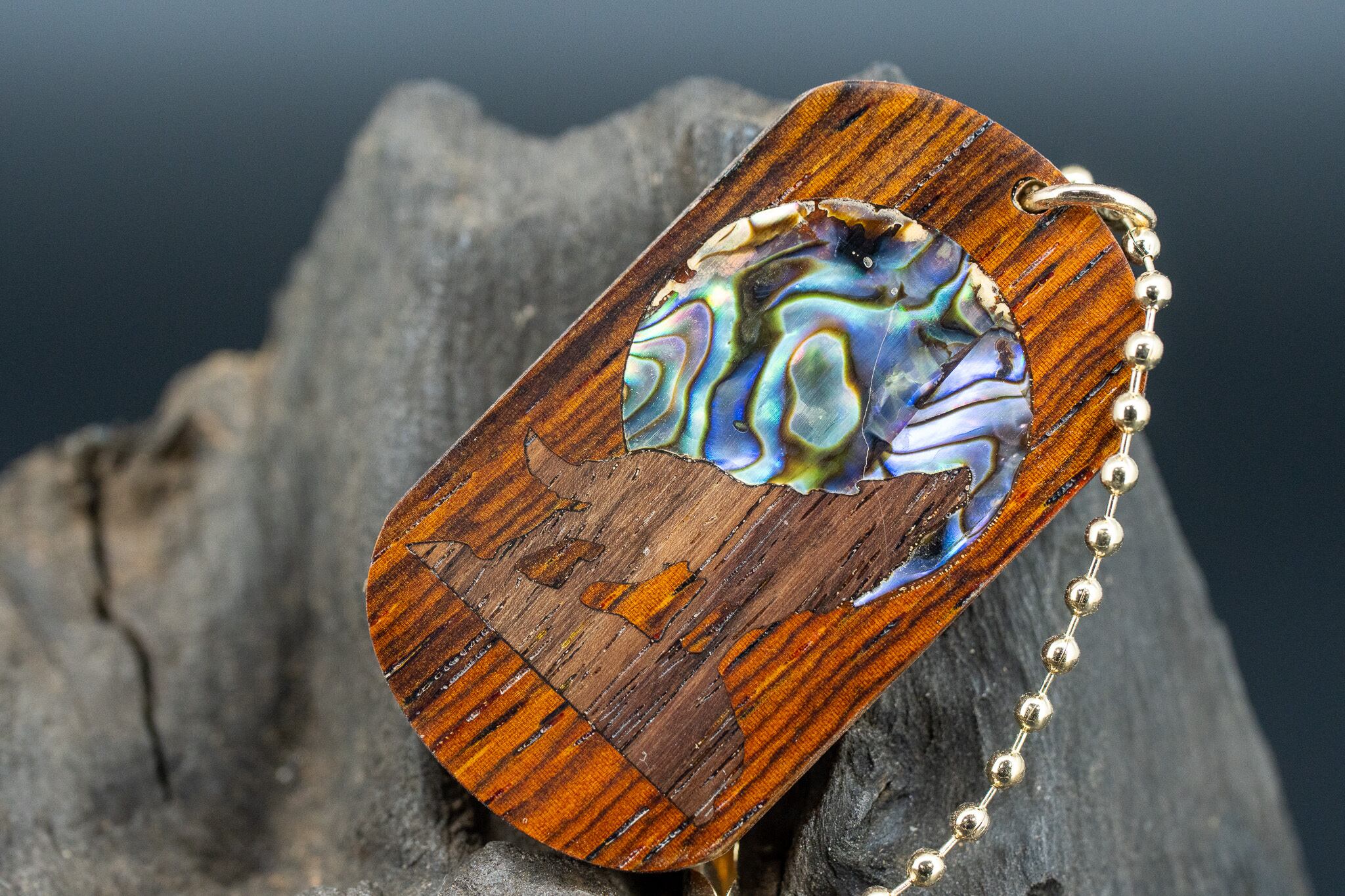 ※【 エスニックなローズウッド 】ココボロ ドッグタグ 象嵌 月と狼