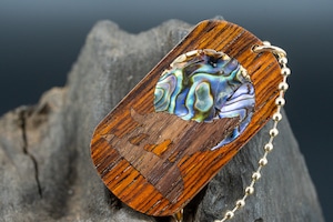 ※【 エスニックなローズウッド 】ココボロ ドッグタグ 象嵌 月と狼