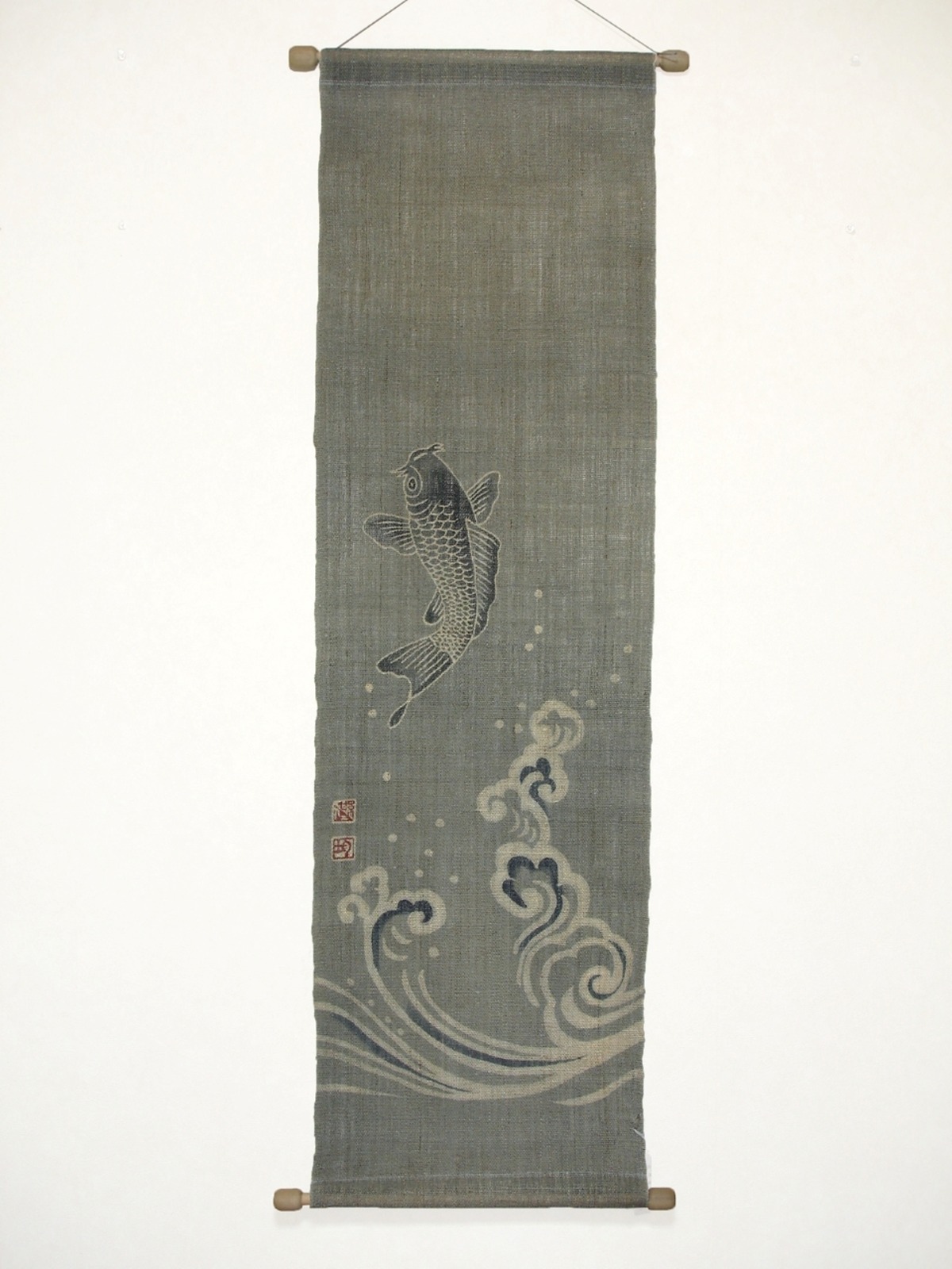 タペストリー 麻 鯉 筒描き 松煙染 43×150㎝ | 慈季(いつき)