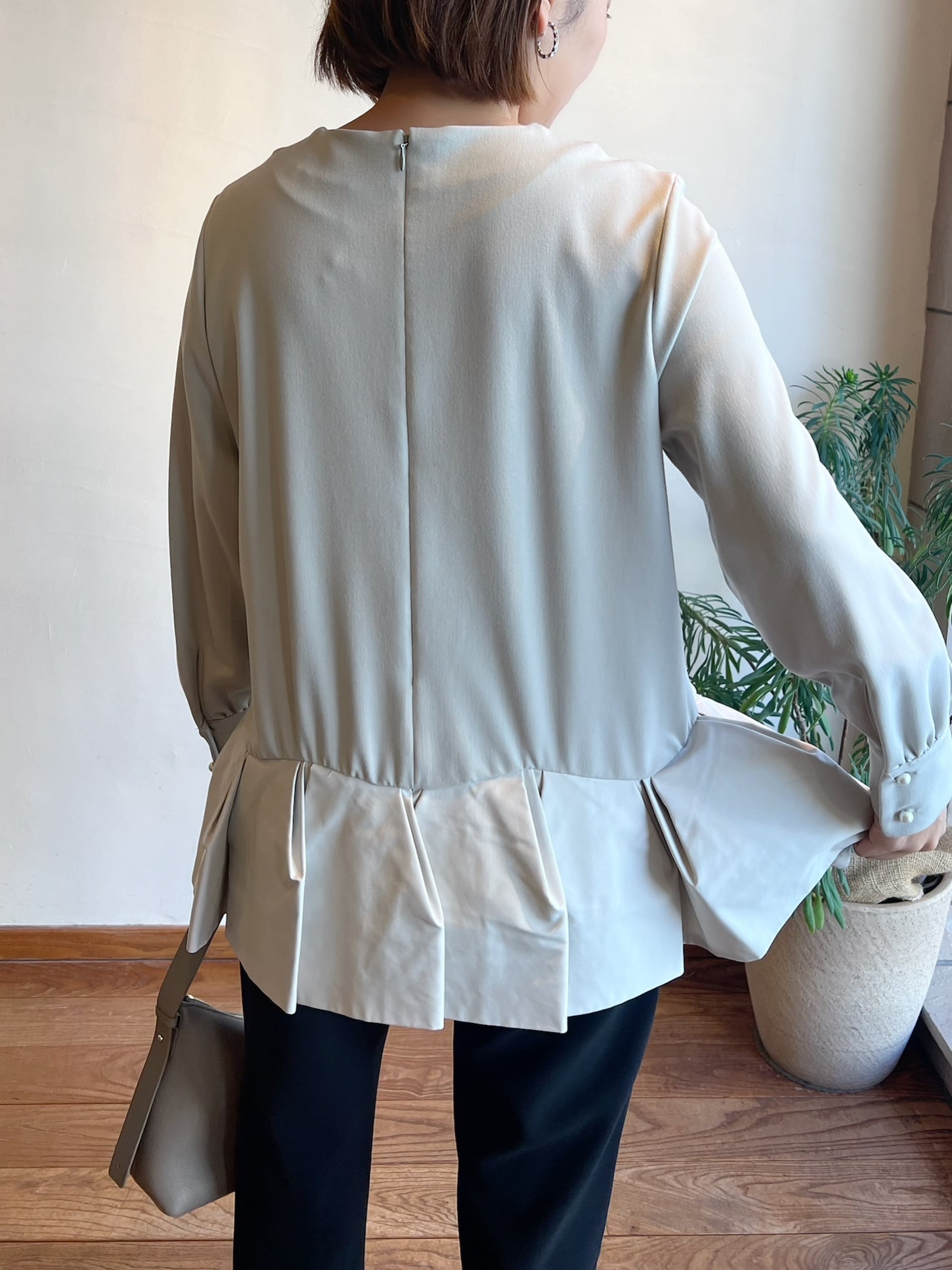 【新品タグ付き】SONO ウェーブフレアモイスティブラウス 定価20,900円 SONO / ウェーブフレア モイスティブラウス | anouk