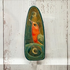 at859 リトアニア直輸入　陶器のピンバッジ（鳥）