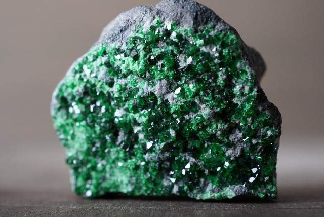 ウバロバイト・ガーネット Uvarovite Garnet 942