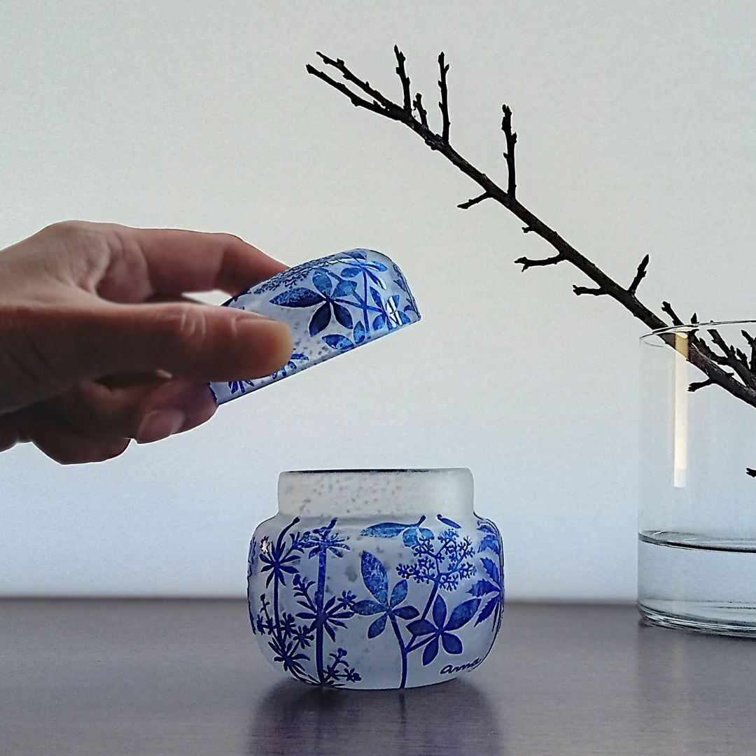 野原の蓋物(青いヤマグルマソウ、ヤエムグラ、菜花) 後藤あんな