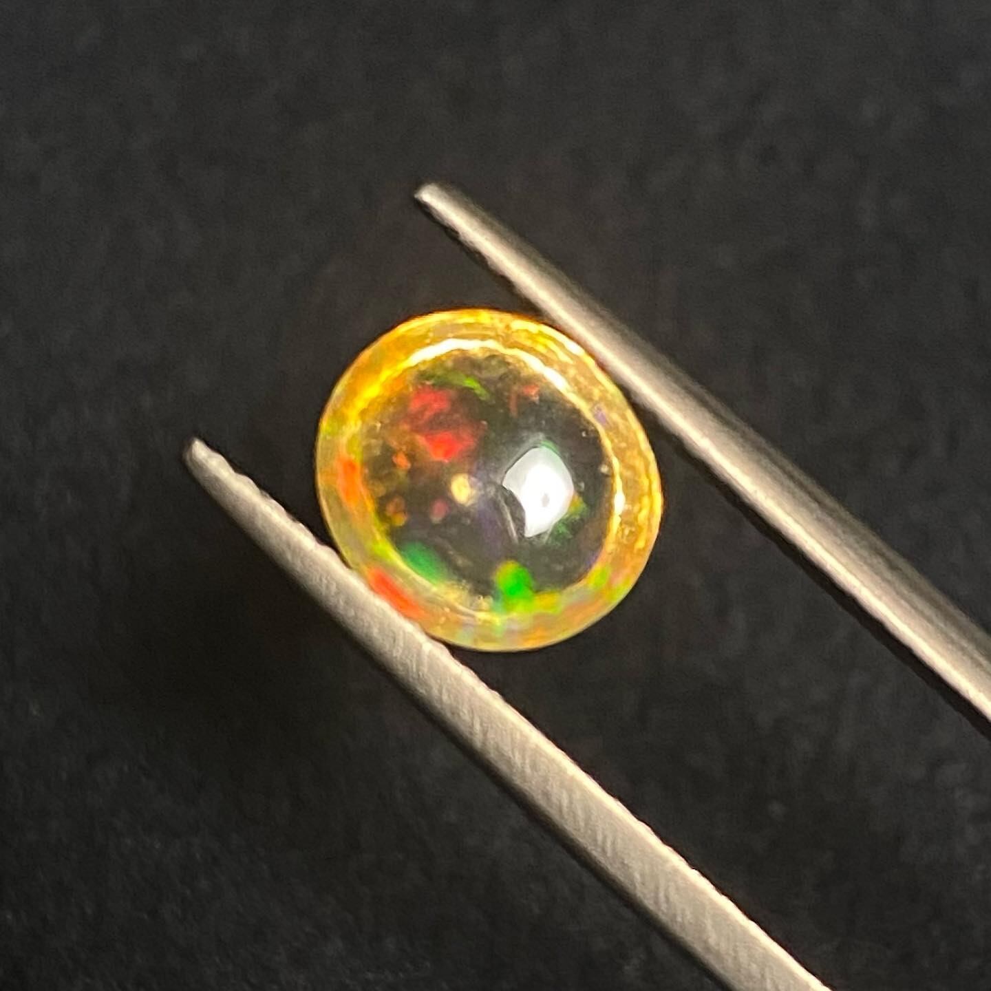 暖かな光を取り込んだファイアーオパール