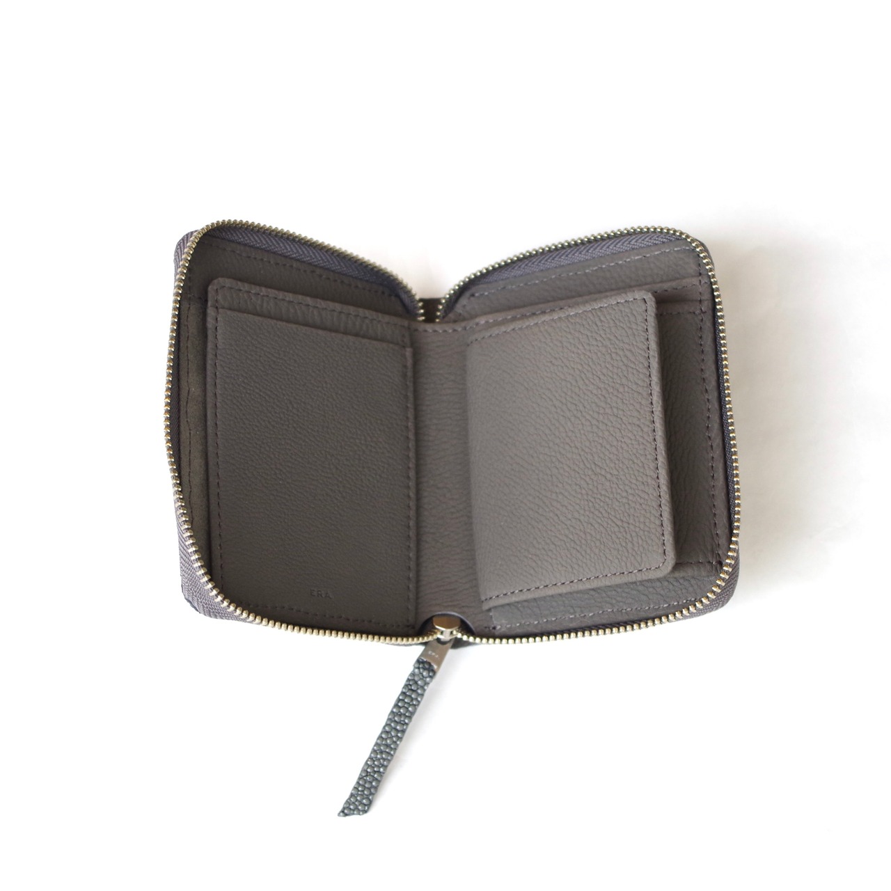 E R A. STINGRAY ROUND PALM WALLET L002S