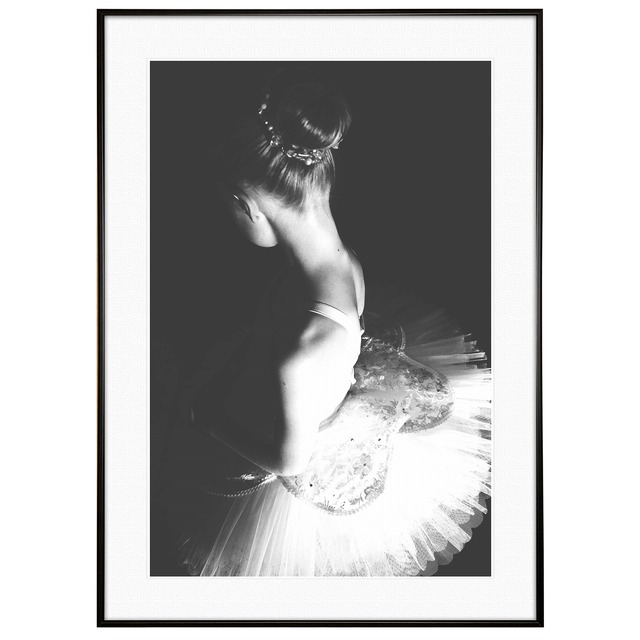 人物写真 若いバレリーナの背中 インテリアモノクロアートポスター額装 AS2490