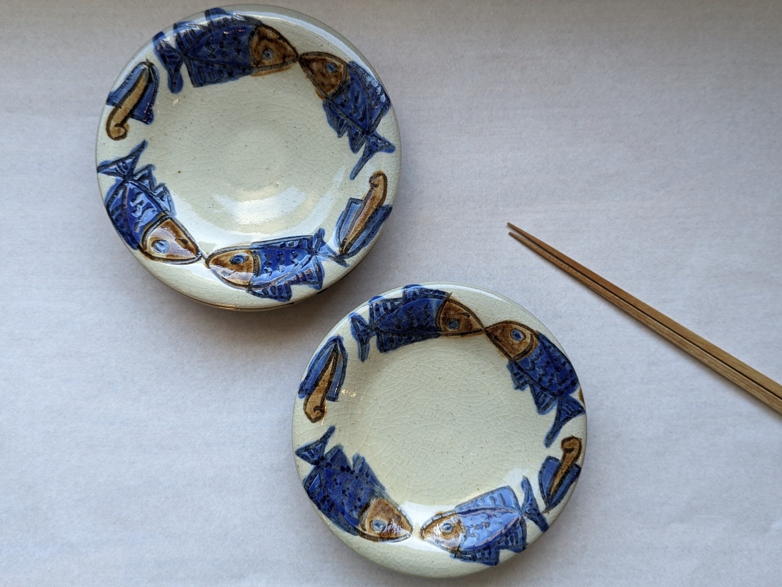 やちむん　皿5寸（魚紋コバルト）　|　ノモ陶器製作所