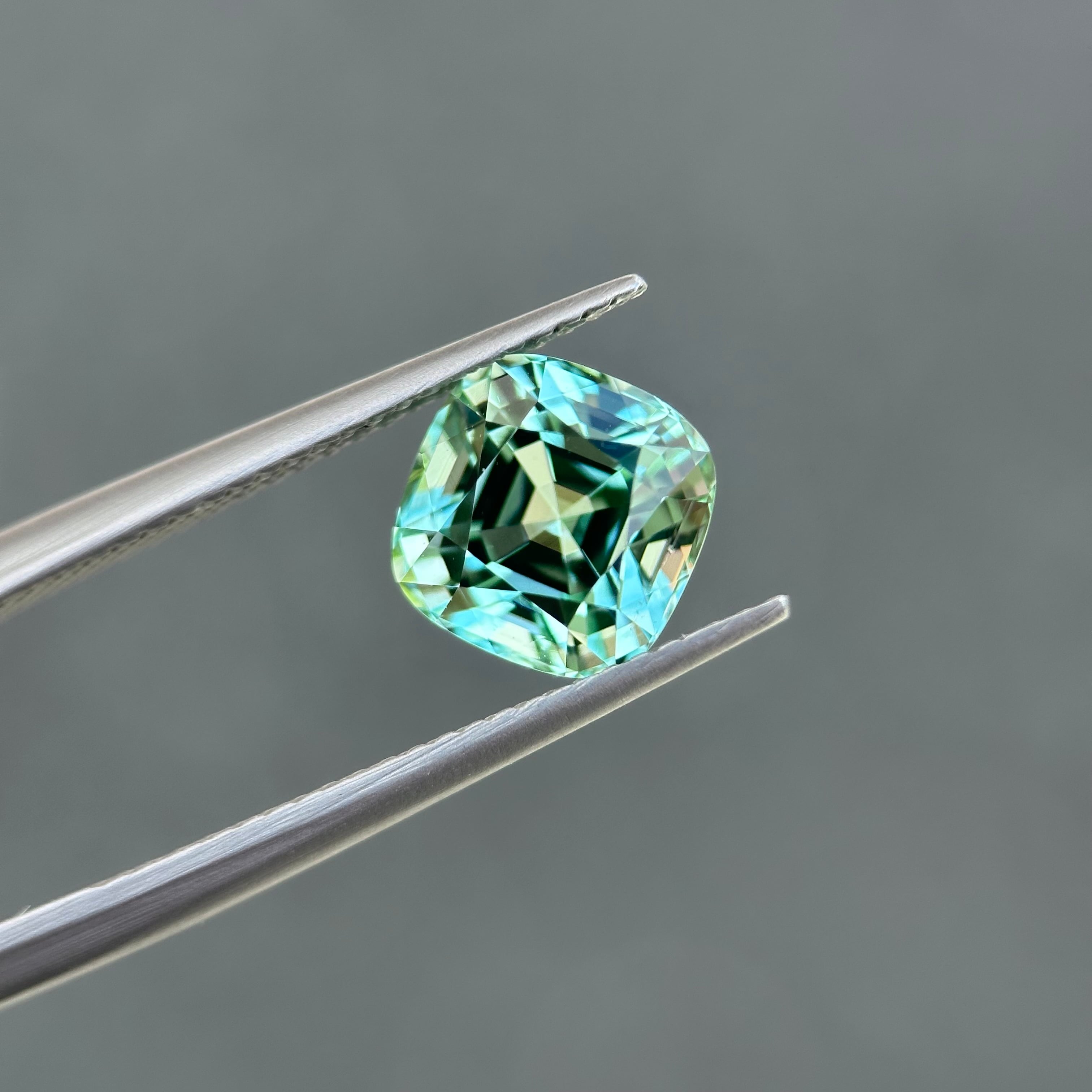 シーフォームグリーントルマリン 8.1x8.1mm, 2.87ct, ナイジェリア産