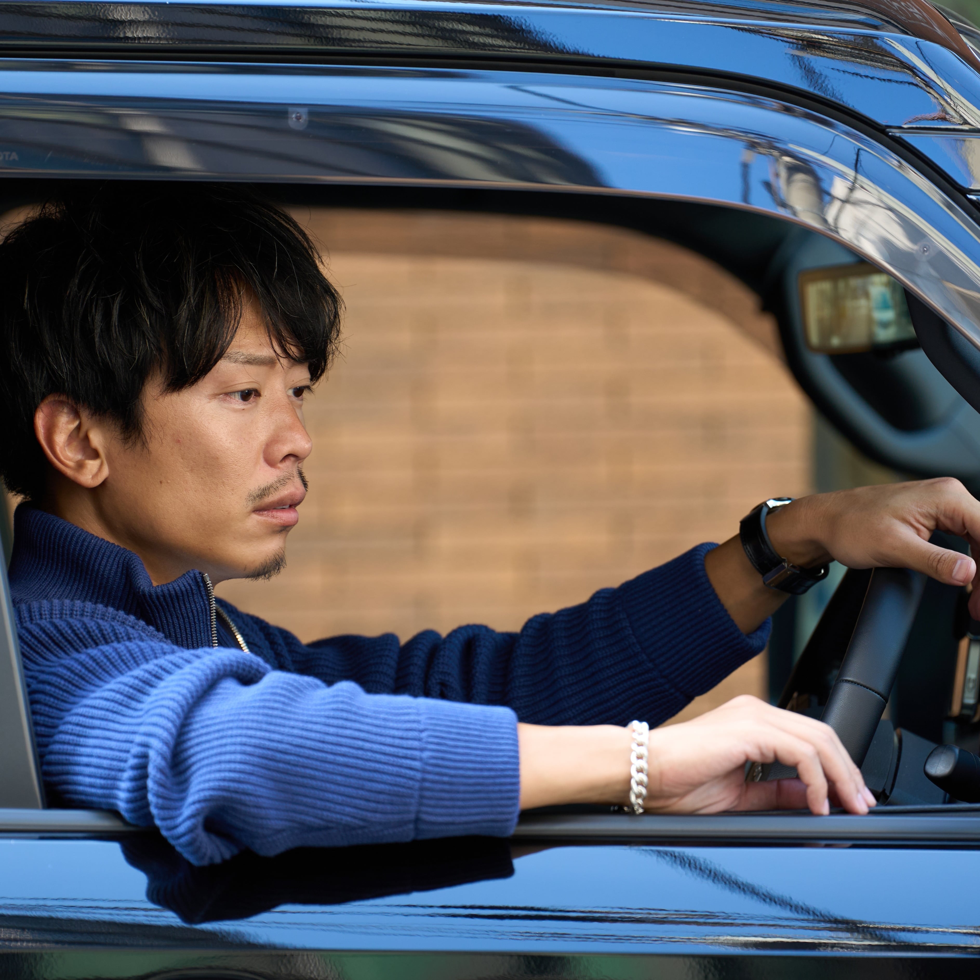 休日のOFFも、仕事のONも。大人の「ドライバーズニット」 | 「Japan