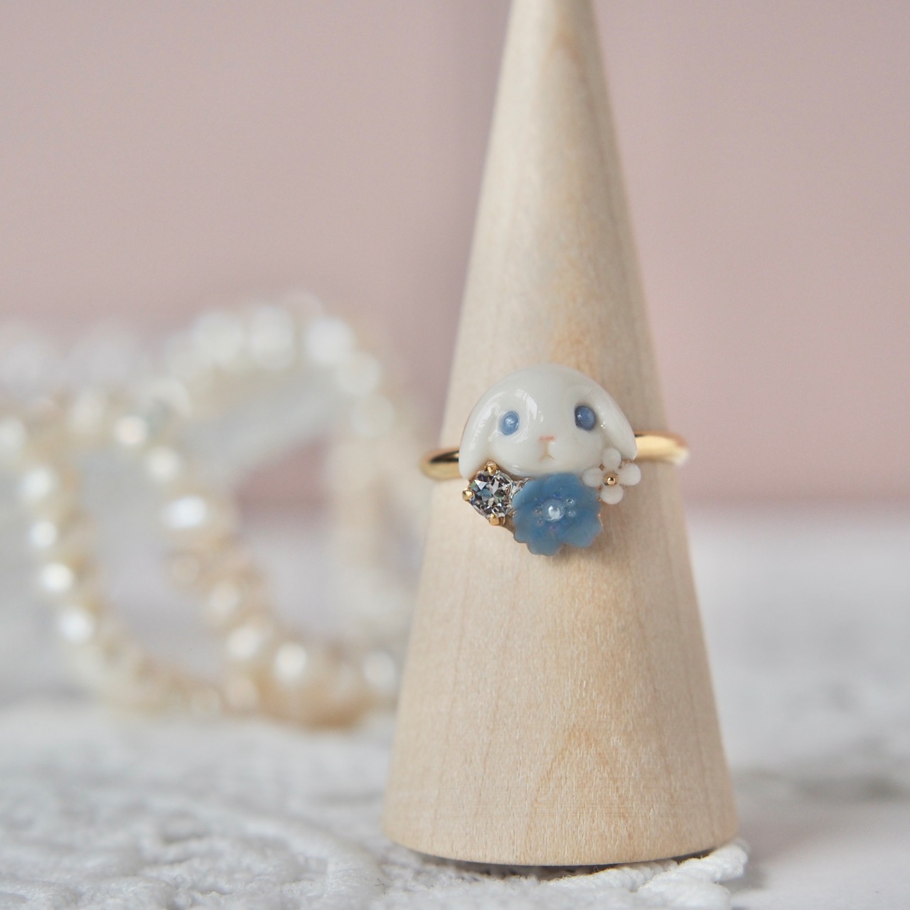 うさぎとブルーポピーリング