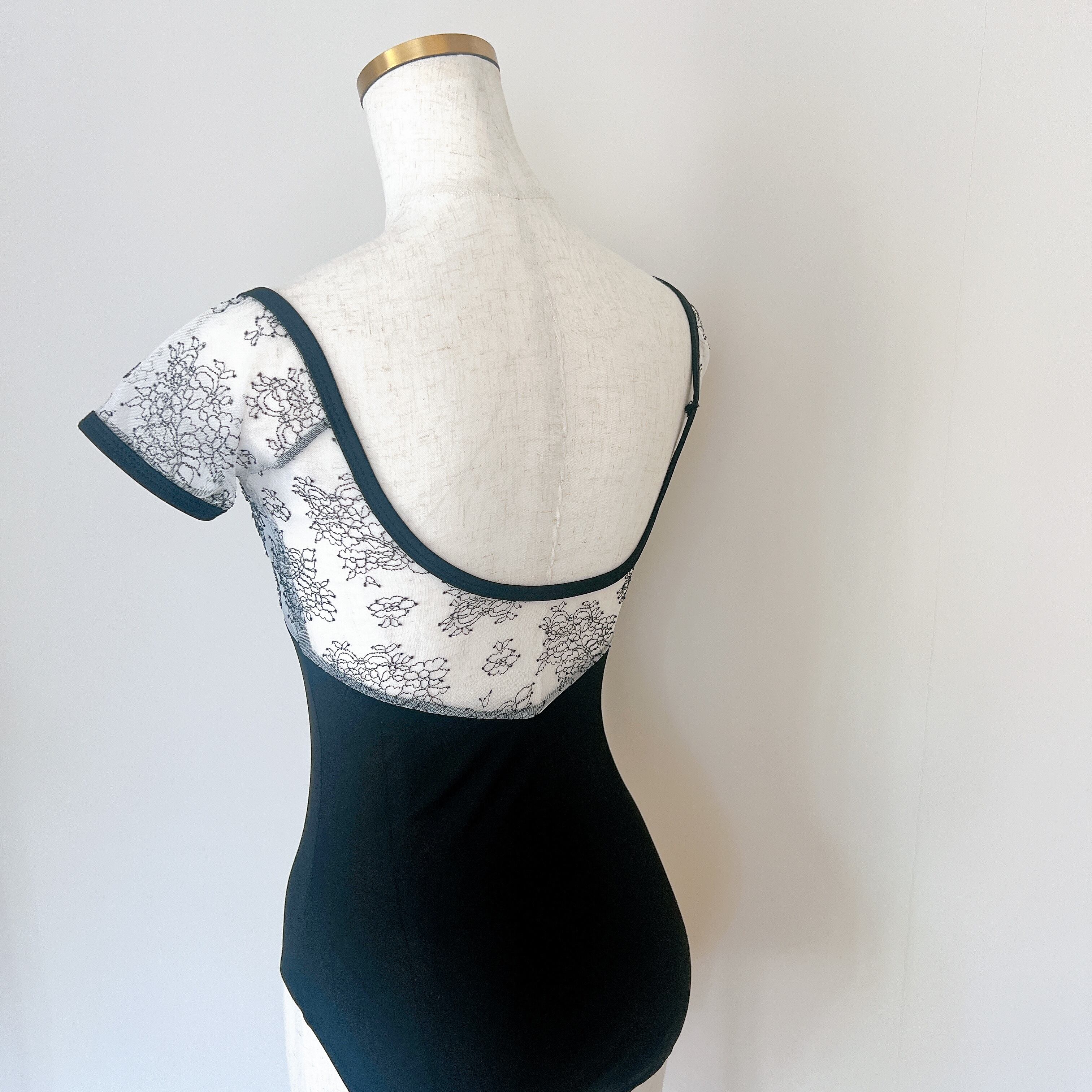 ピンチフロント 刺繍 ハーフスリーブ バレエレオタード（Black