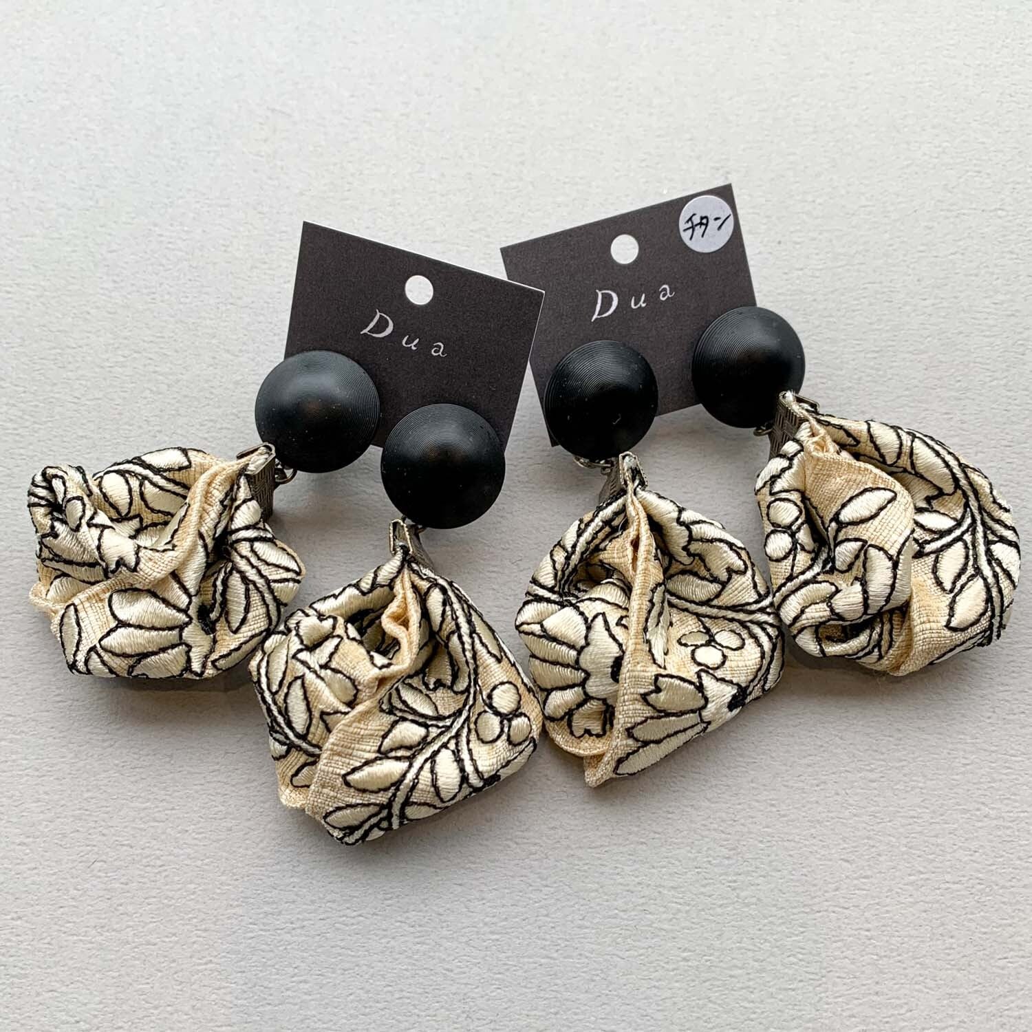 ぷっくり刺繍リボンタッセルのモノクロ〈ピアス/イヤリング〉 | Dua