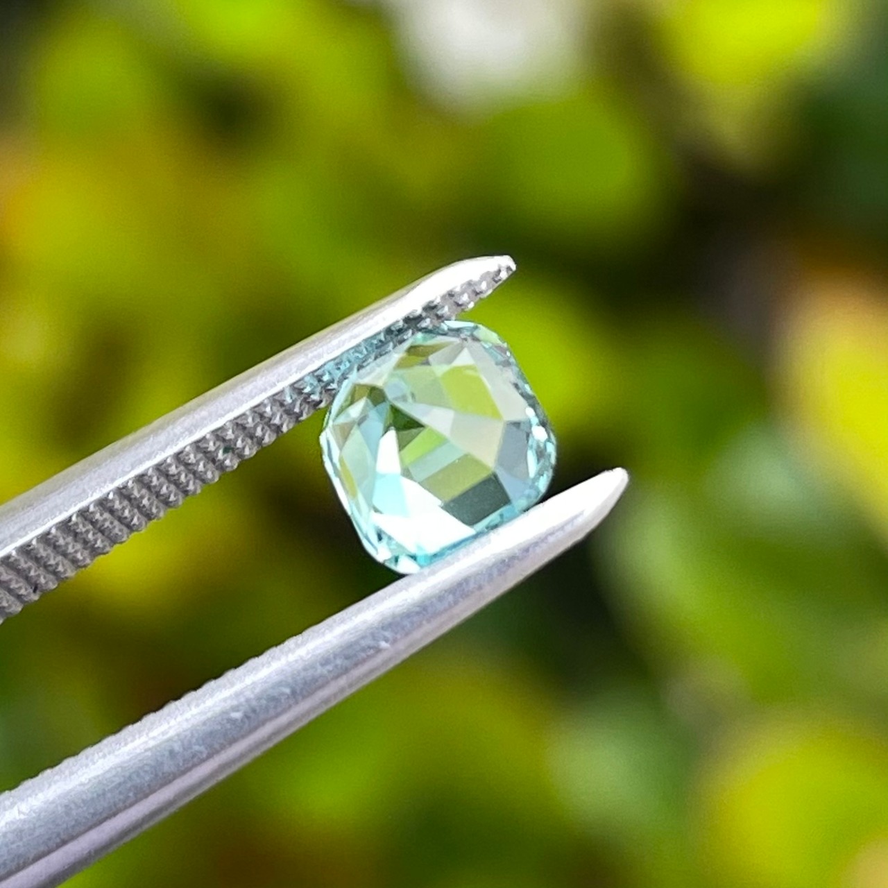 アイスブルートルマリン 5.3x4.9mm, 0.69ct ナミビア産