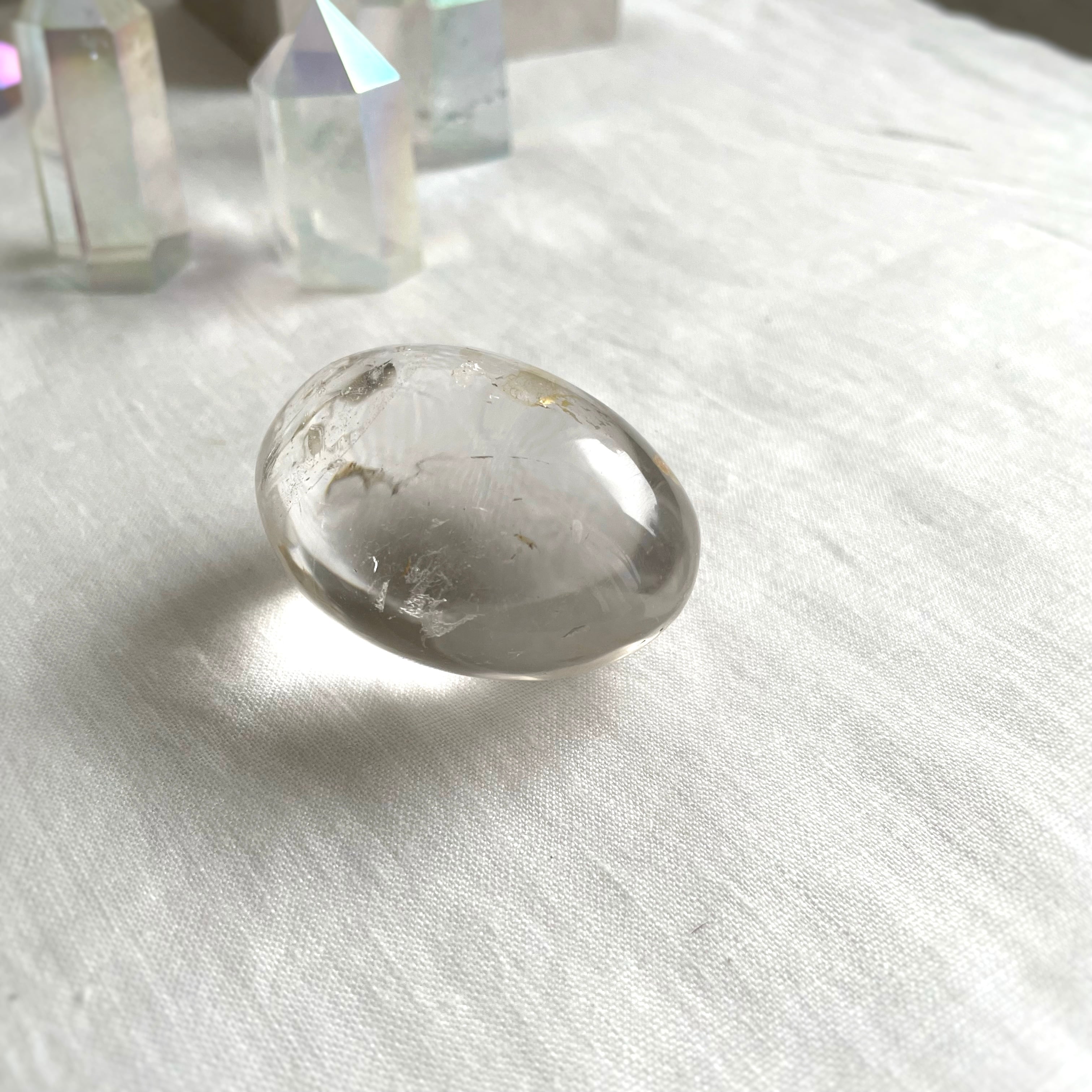 金の月と虹入り／ゴールデンヒーラー入り水晶パームストーン | Moon's