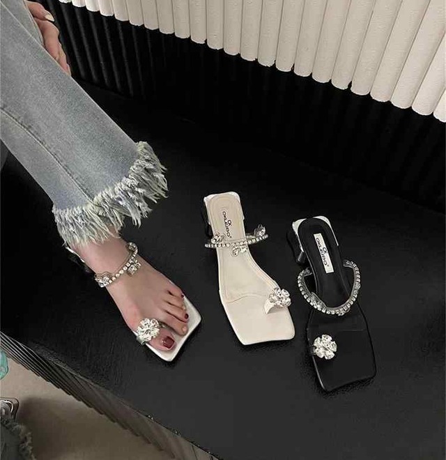サンダル レディース きれいめ ミュール キラキラ ビジュー トングサンダル ビーサン 個性的 かっこいい パーティーシューズ オープントゥ パンプス スクエアトゥ ラインストーン クリスタル 黒 白 シルバー メタリック 主役級 太ヒール おしゃれ