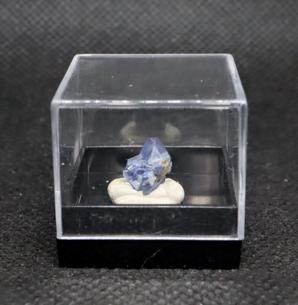 ベニトアイト ベニト石 ケース入り 結晶 0,3g BN176 鉱物 標本 天然石