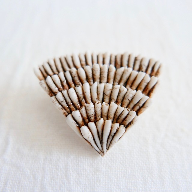 中嶋寿子のブローチ［砂の花］ A-2R