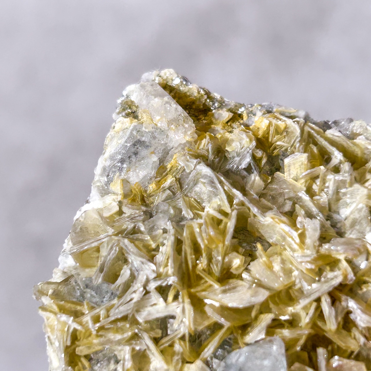 アクアマリン・マイカ共生 原石