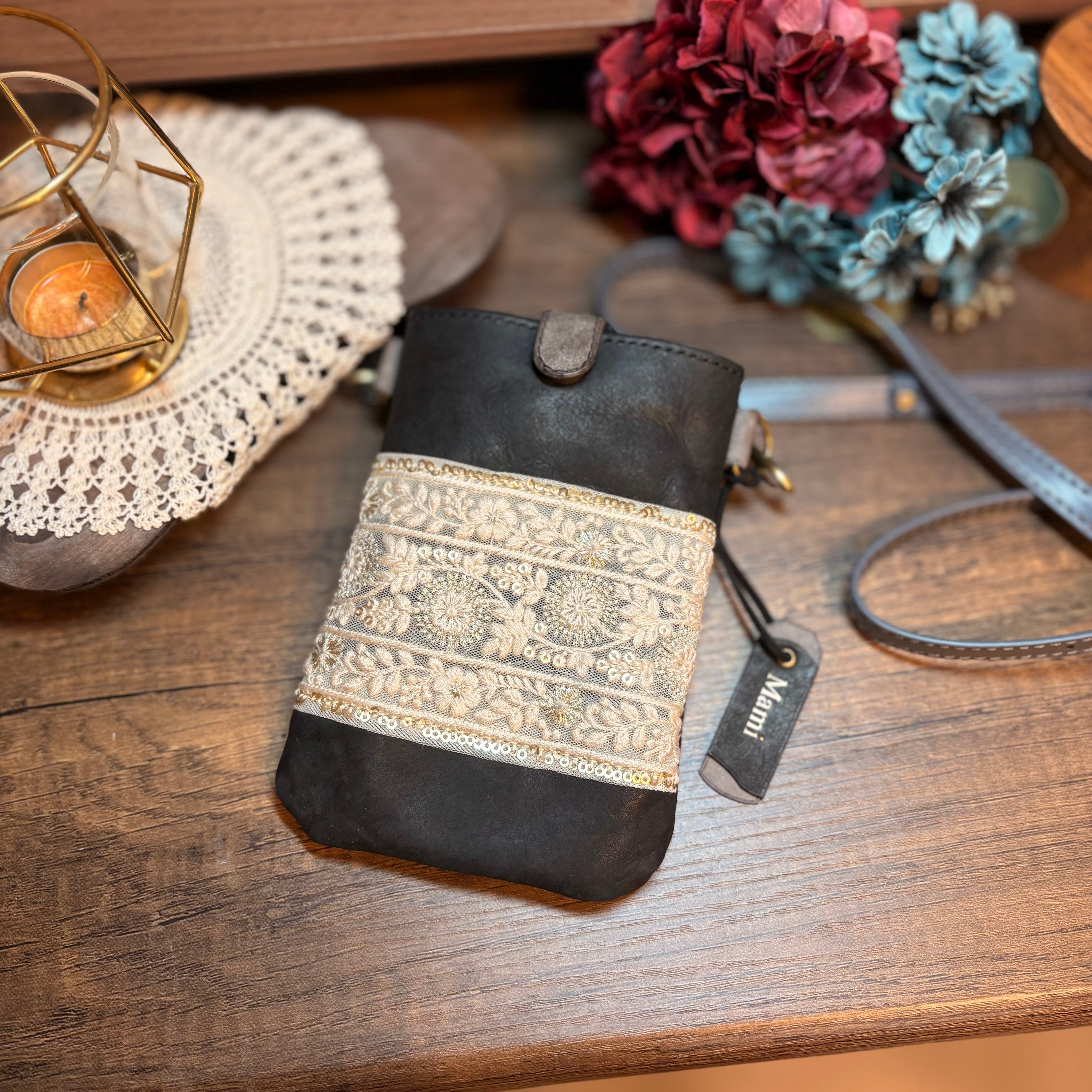 刻印名入れタグ付き】インド刺繍リボンとレザーで作ったスマホ