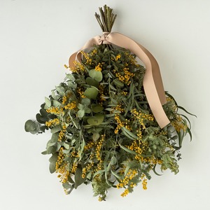 ミモザとユーカリのドライフラワーのスワッグ