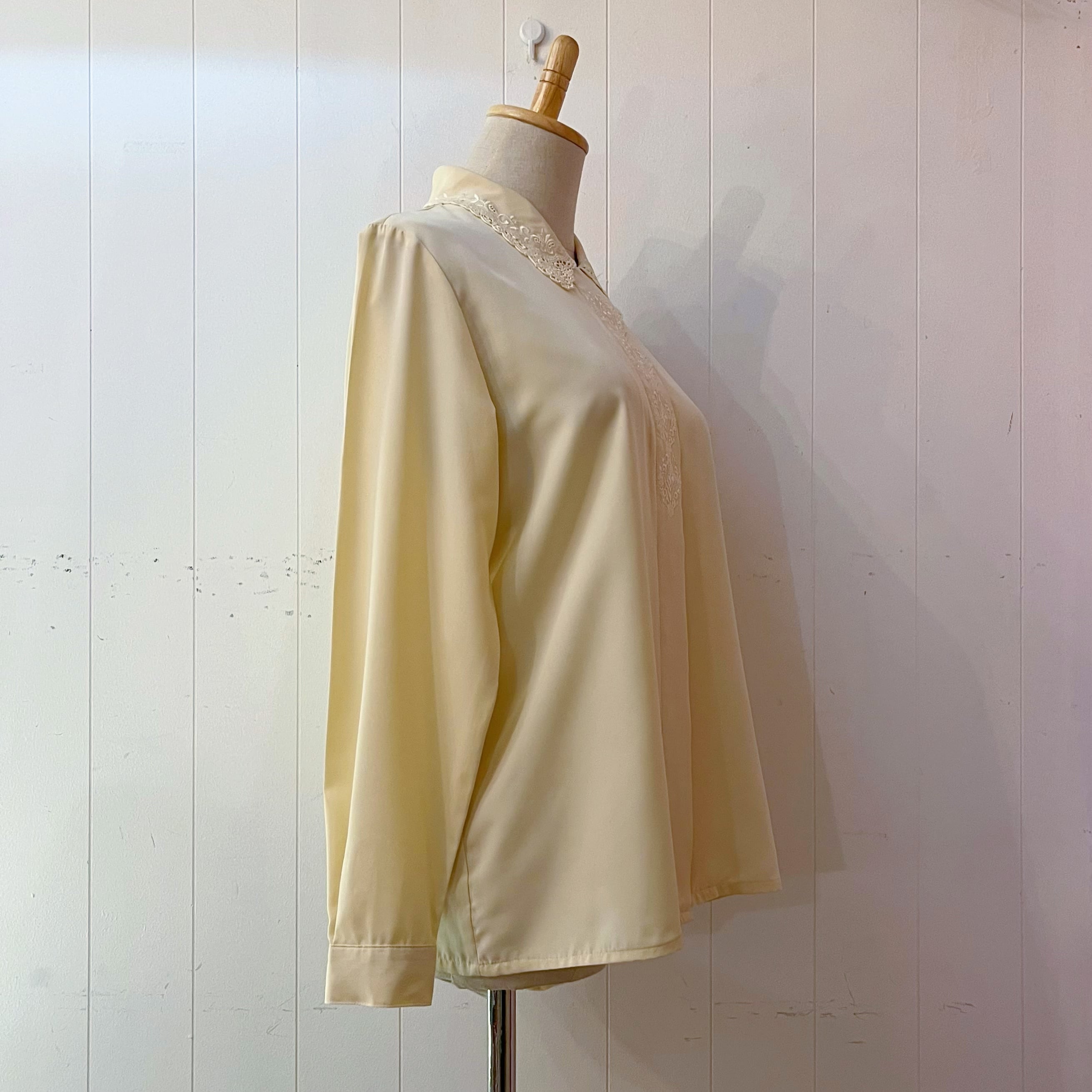 embroidery lace collar cream blouse