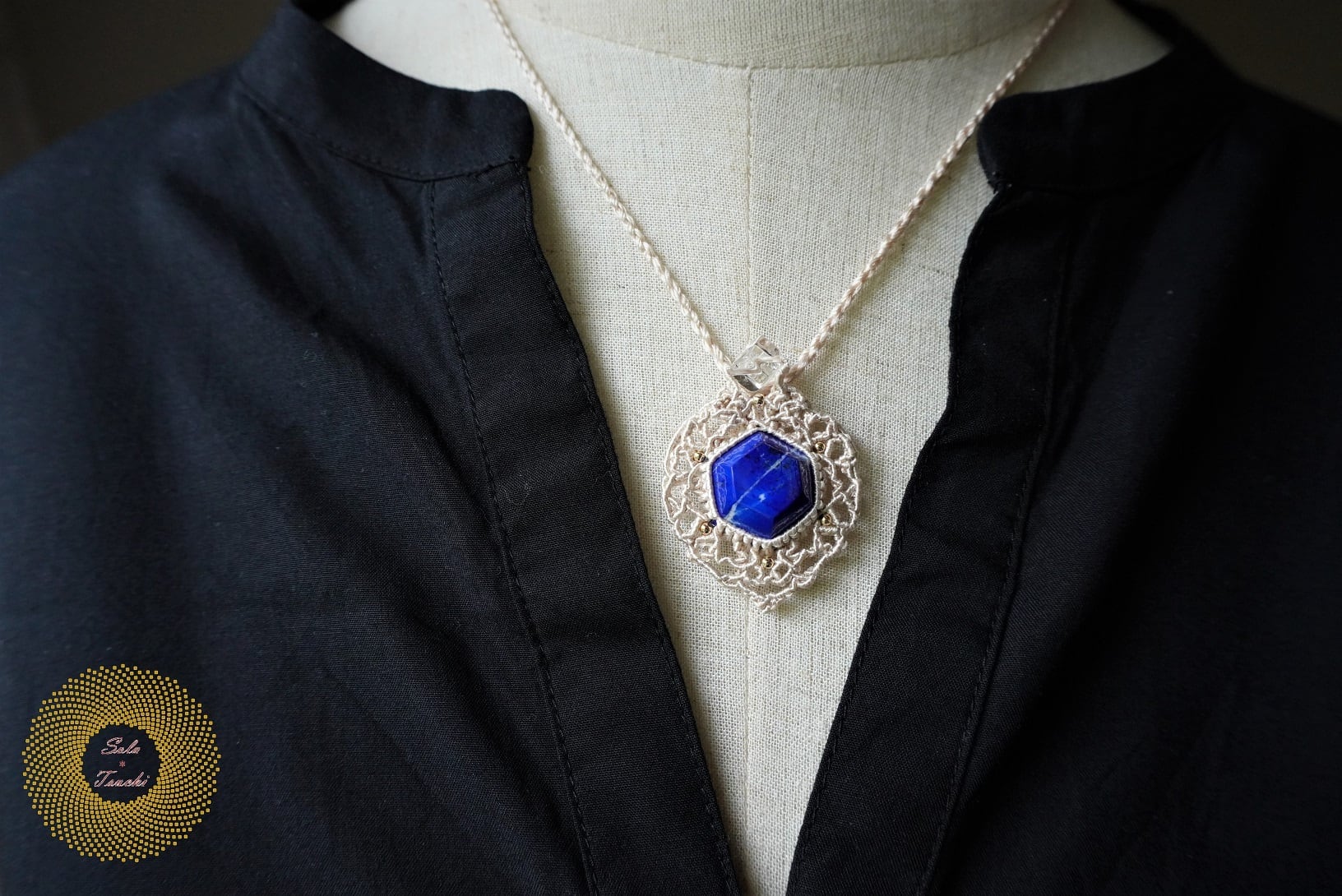 ラピスラズリ　マクラメ編みペンダント　絹糸　水晶 絹糸）六角形ラピスラズリのマクラメ編みペンダント 〜Bright