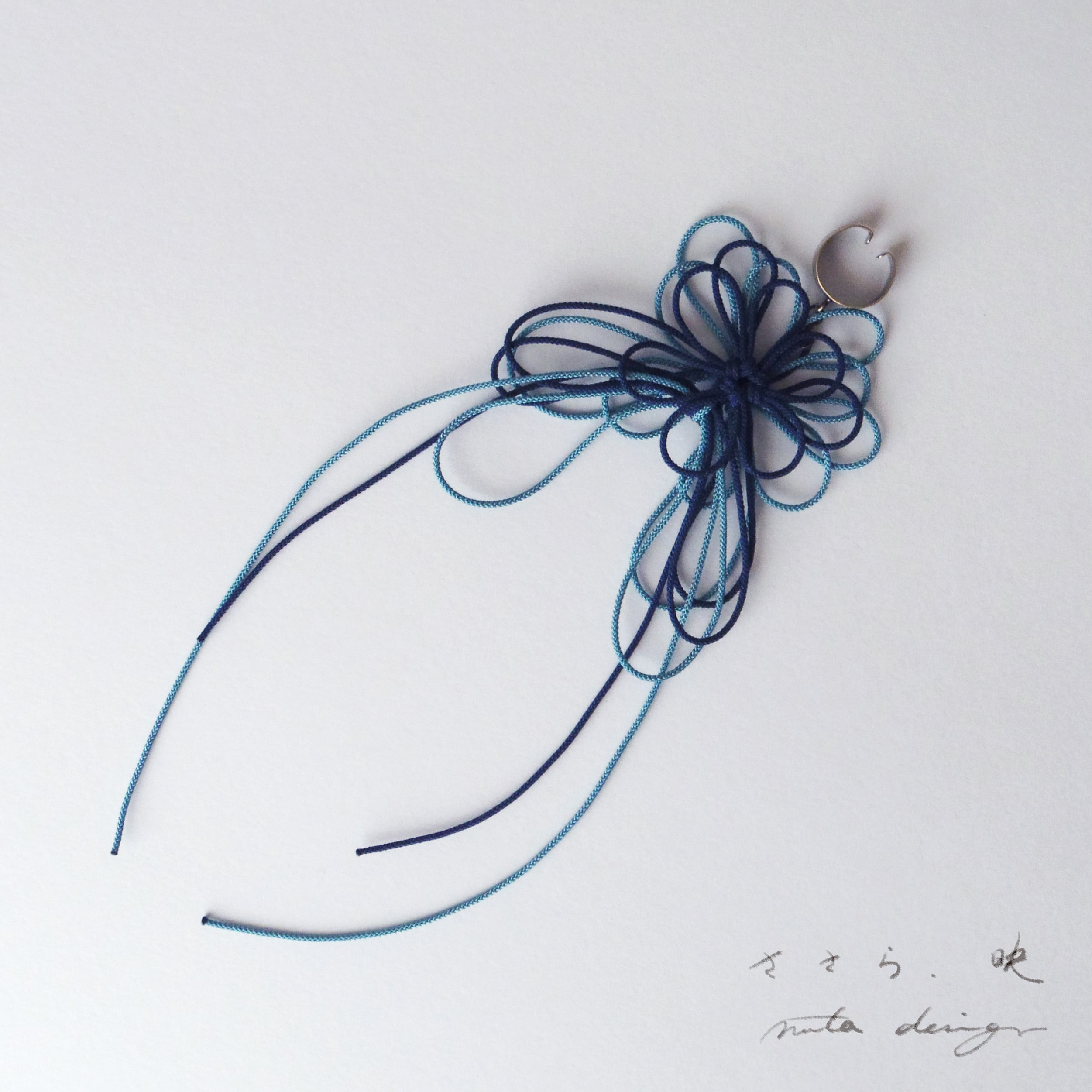 かたっぽイヤーカフ「ささら、映」(濃青×縹)