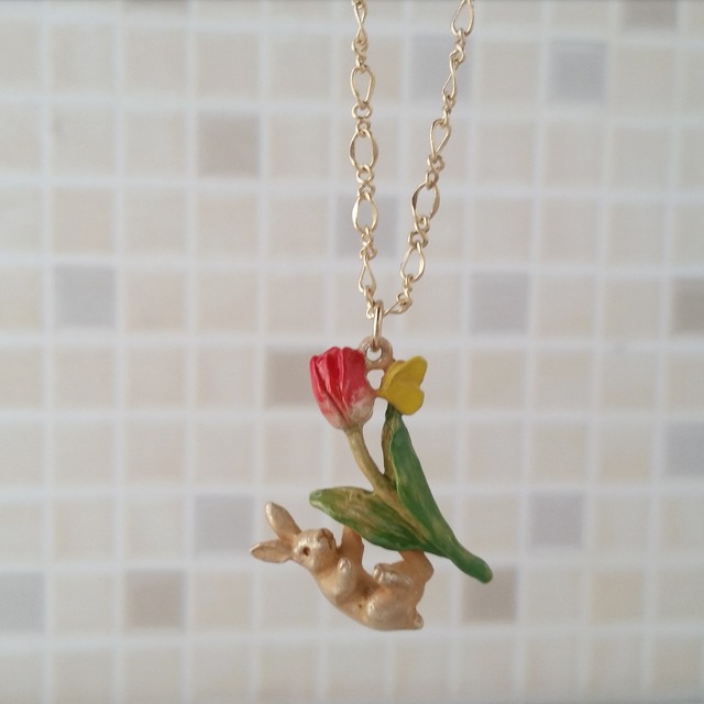 大特価 森の飛び跳ねうさぎと蝶のペンダント シルバー 素材 ネックレス ペンダント 大特価 森の飛び跳ねうさぎと蝶のペンダント シルバー 素材 ネックレス ペンダント