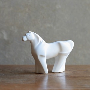 白く滑らかで美しい、陶器の馬
