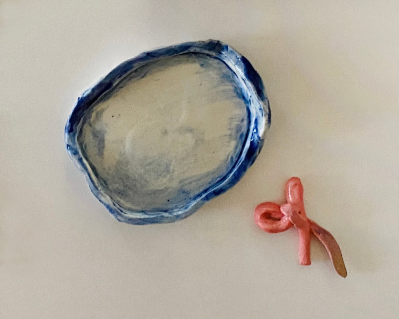 《ノエルの贈り物》古屋真美「ラスクのための小皿 リボンを添えて」 Furuya Mami/オブジェ(陶)