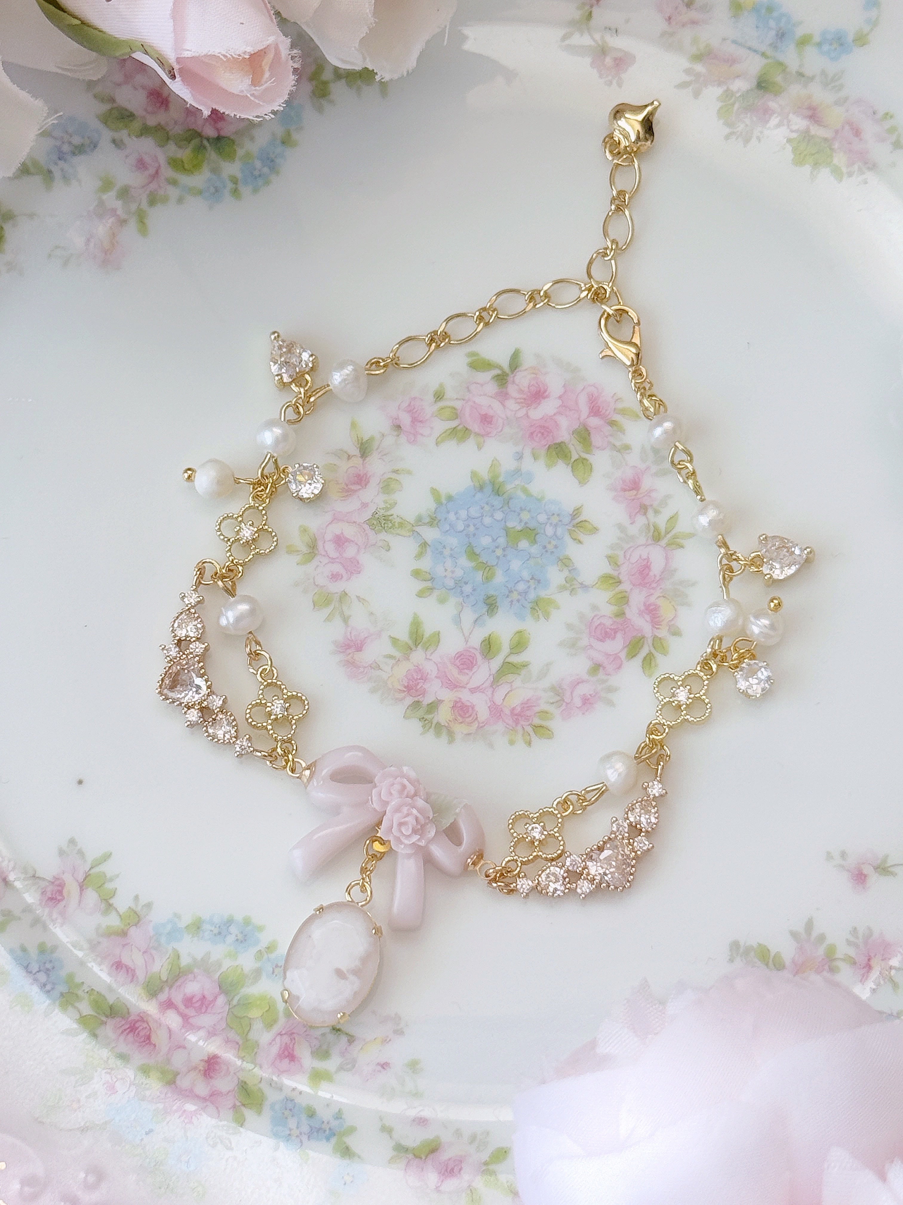 ミニリボンとパステルピンクいちごのローズビジューピアス/イヤリング ミニリボンとパステルピンクいちごのローズビジューピアス/イヤリング