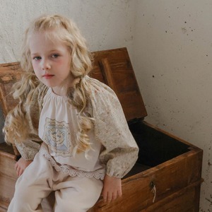 秋花柄袖レース裾ブラウス