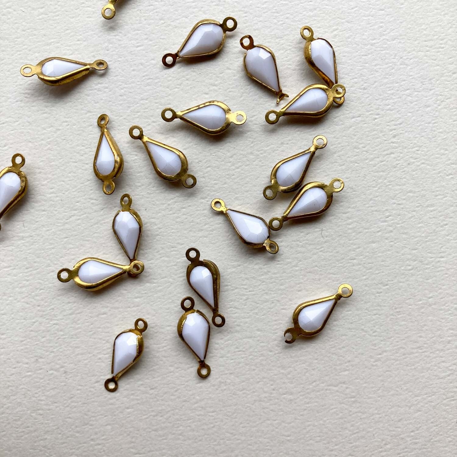 両カン付きしずく型チャーム | Dua-アクセサリーパーツショップ