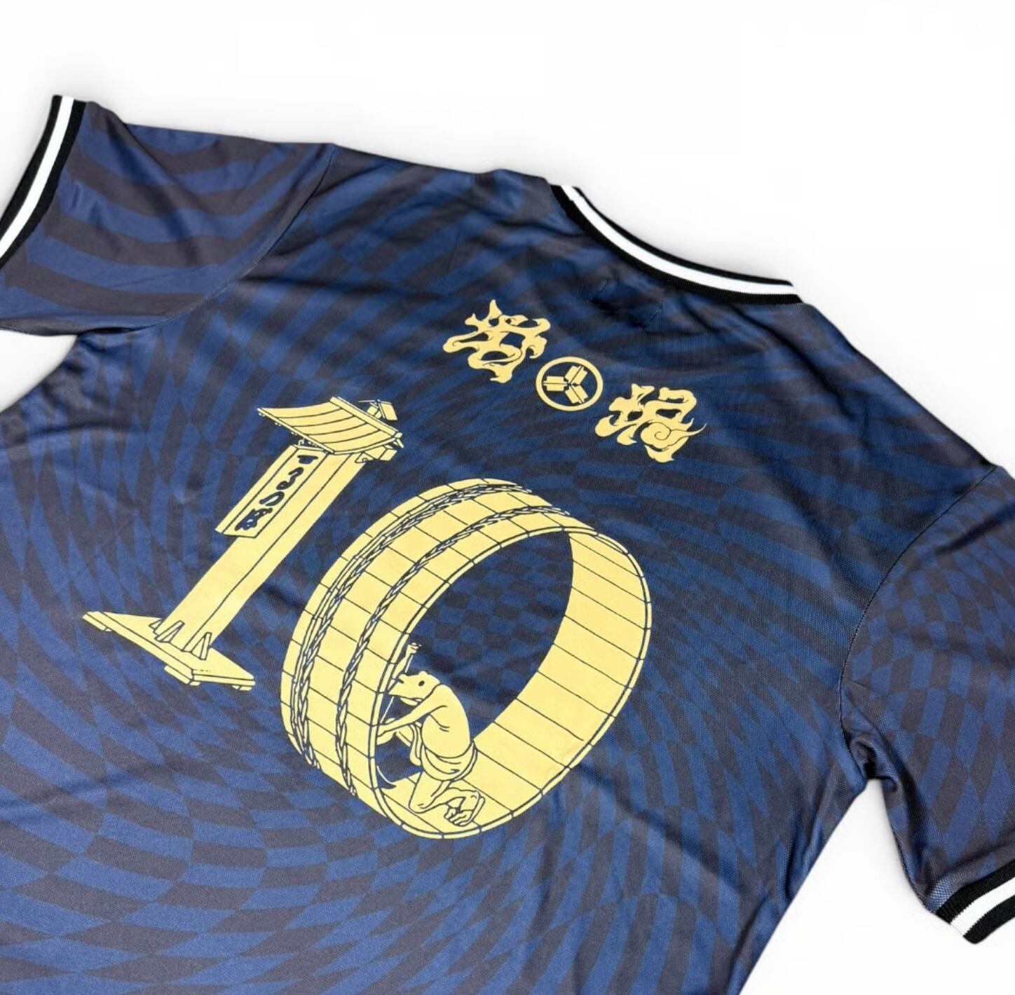 坩堝】坩堝ア式蹴球部 2026T-SHIRTS （RUTSUBO×YU SUDA）フットボール