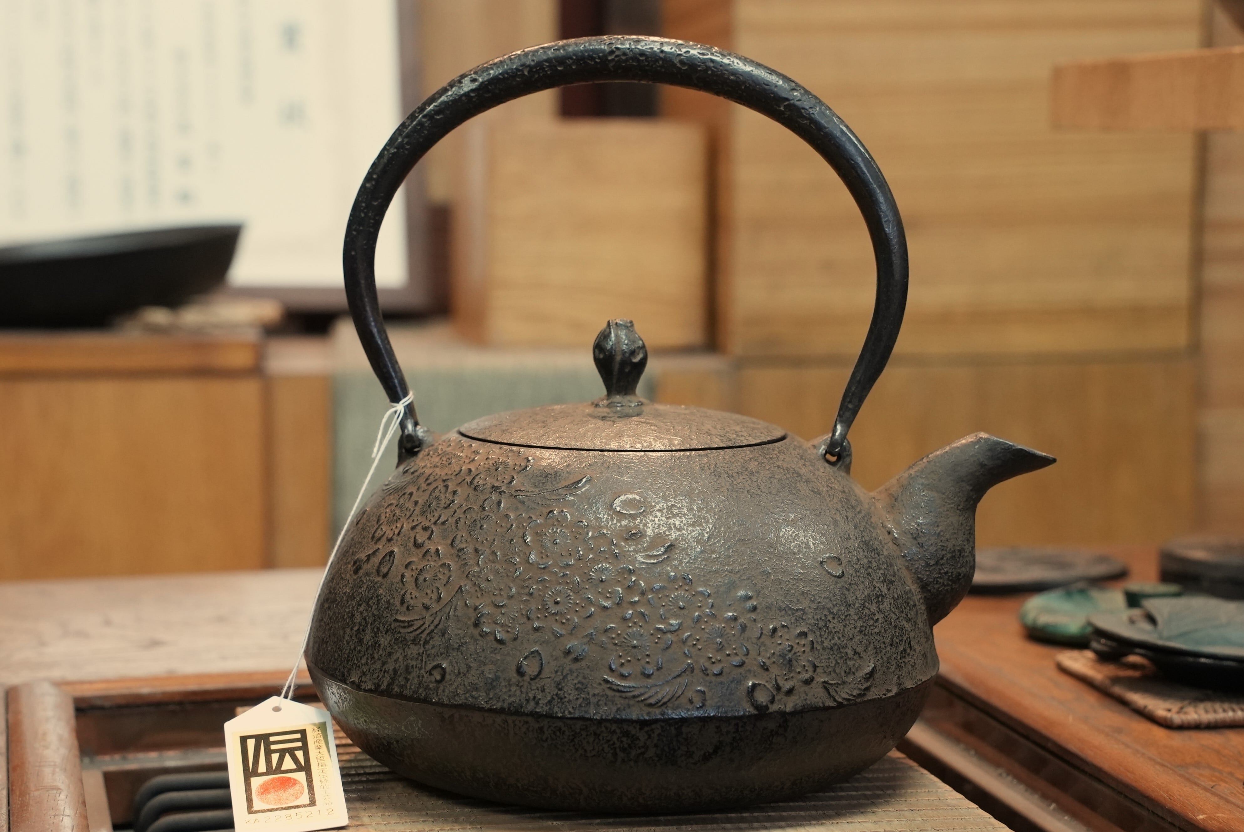 南部鉄器 鉄瓶 　宝珠形　桜　2.0L 松鹿堂 伝統工芸士 菊池真吾作 | 1848年創業 南部鉄器工房及富　NAMBUTEKKI　OITOMI　 SHOP powered by BASE