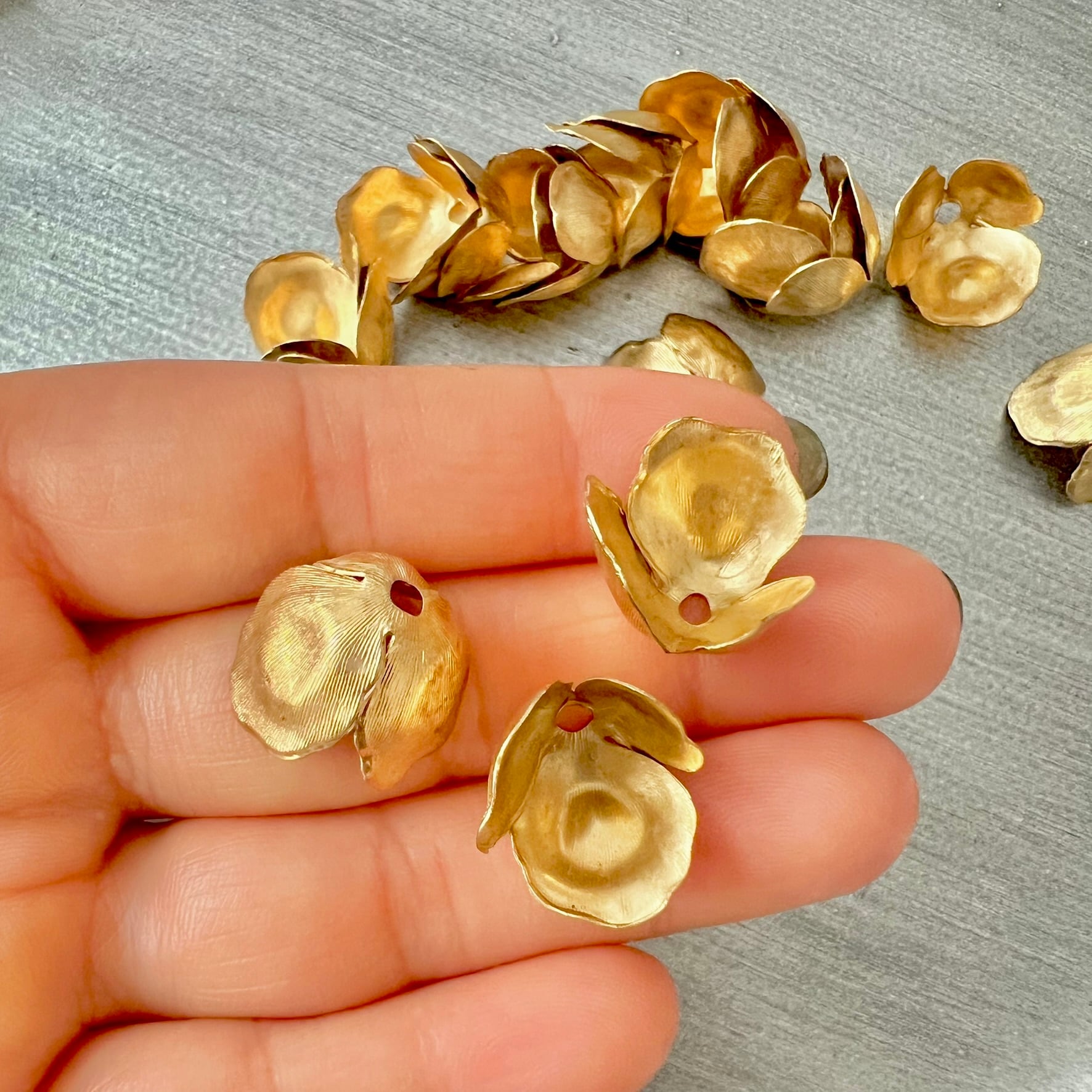 40s ヴィンテージ フラワーモチーフ ビーズキャップ 真鍮製 6個 40s ヴィンテージ フラワーモチーフ ビーズキャップ 真鍮製 6個