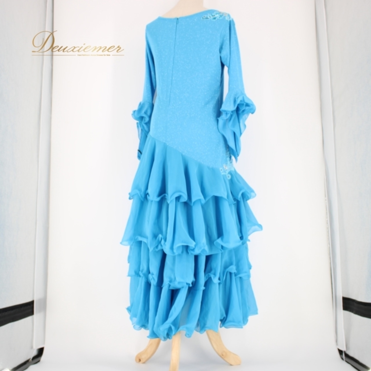 社交ダンス 衣装 スタンダード ドレス ワンピース パーティドレス レディース オールシーズン 水色 ライトブルー系 フリル スパンコール 派手 ライトブルー フォーマル フェスティバル フラワー モチーフ エレガント オシャレ ダンスウェア ステージ衣装 夜会 薔薇 デザイン パーティ 衣装 プロ仕様 伸縮性あり 高品質 ポリエステル素材 美しいライン 目立つ スキルアップ パフォーマンス