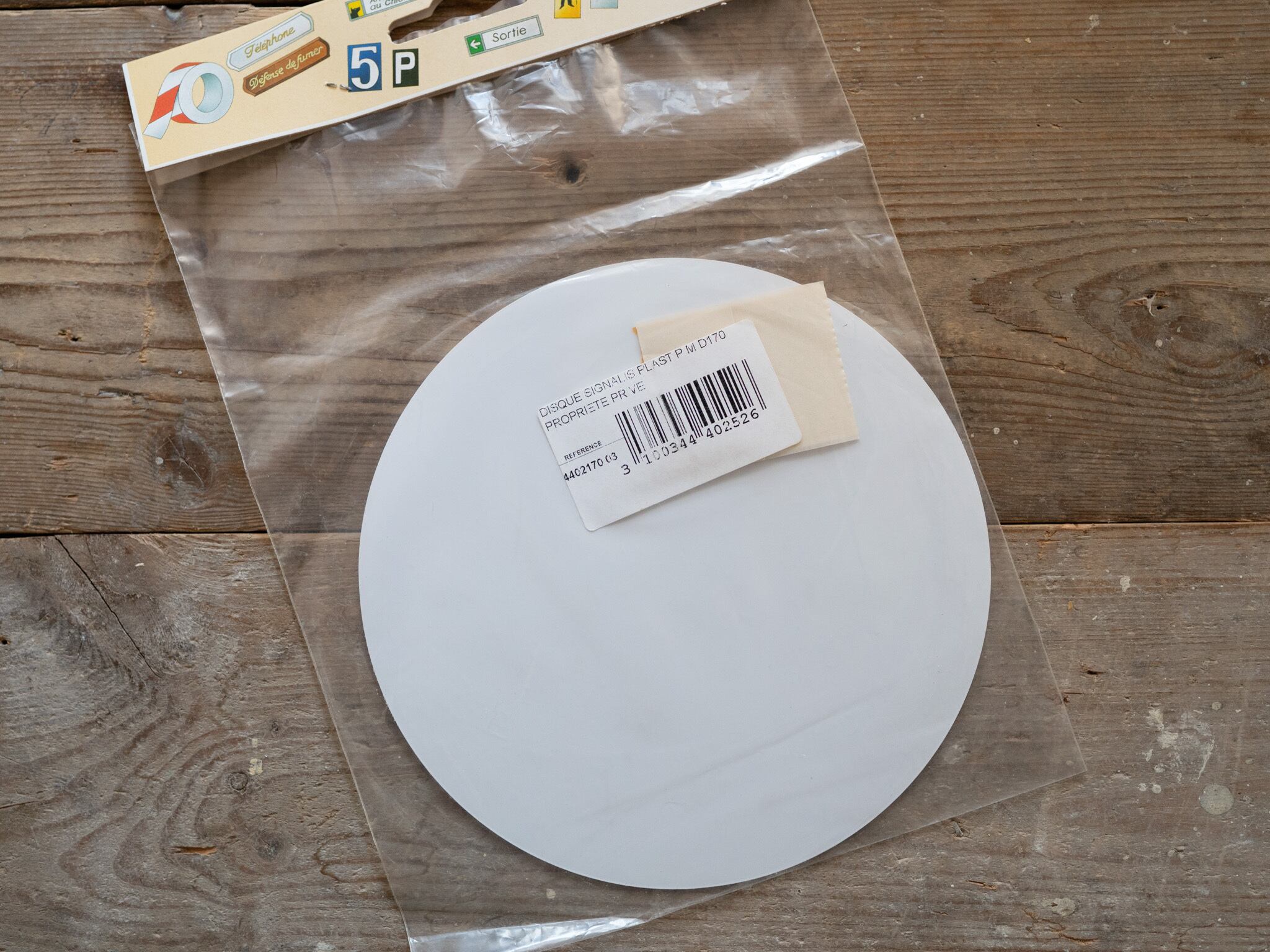 フランス語で"侵入禁止" と書かれたサインプレート