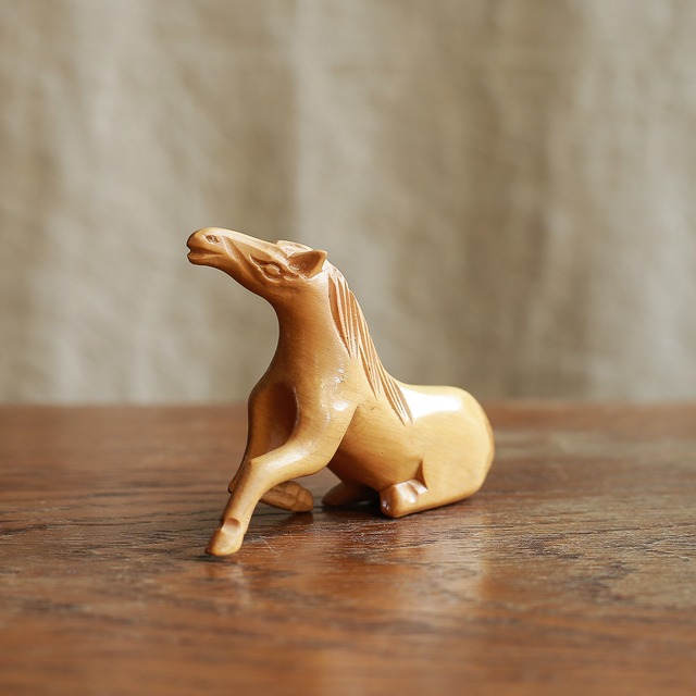 小さくてスレンダーな馬 E