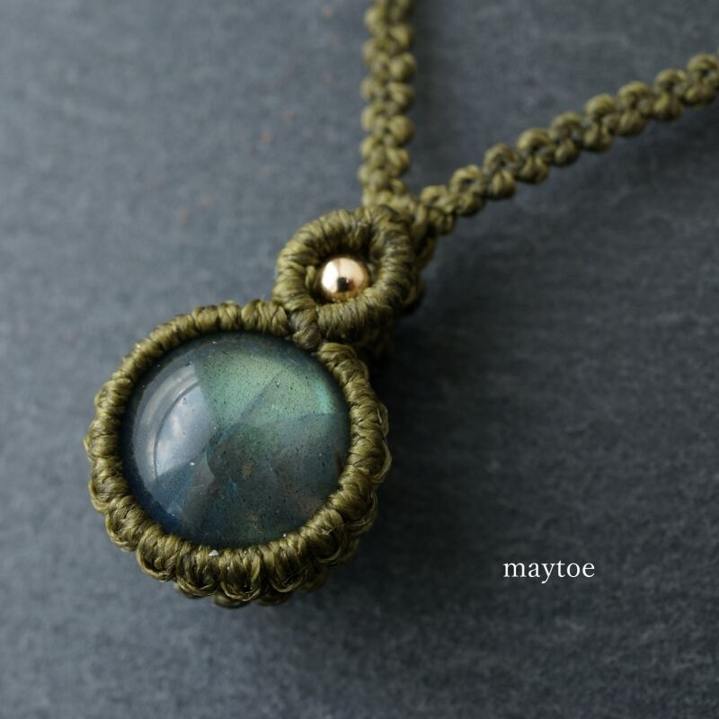 ラブラドライトのシンプルマクラメネックレス〈金属フリー〉
