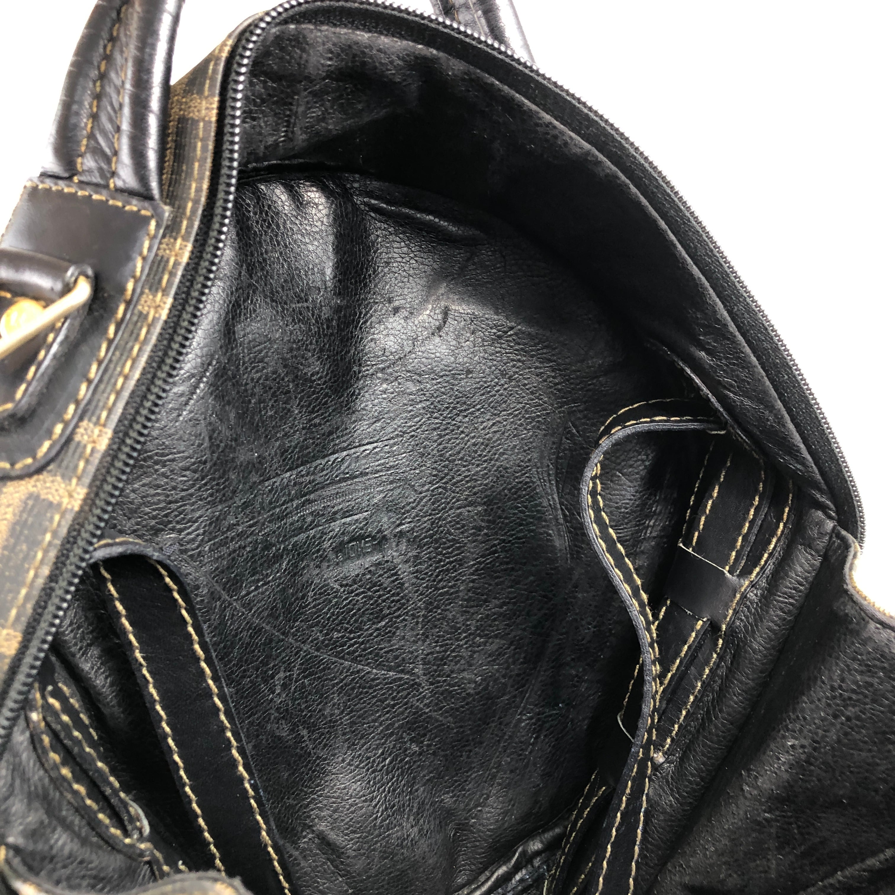 FENDI ヴィンテージ ハンドバッグ ブラック レザー メタルハンドル FENDI フェンディ ズッカ柄 ハンドバッグ ブラック PVC ラウンド
