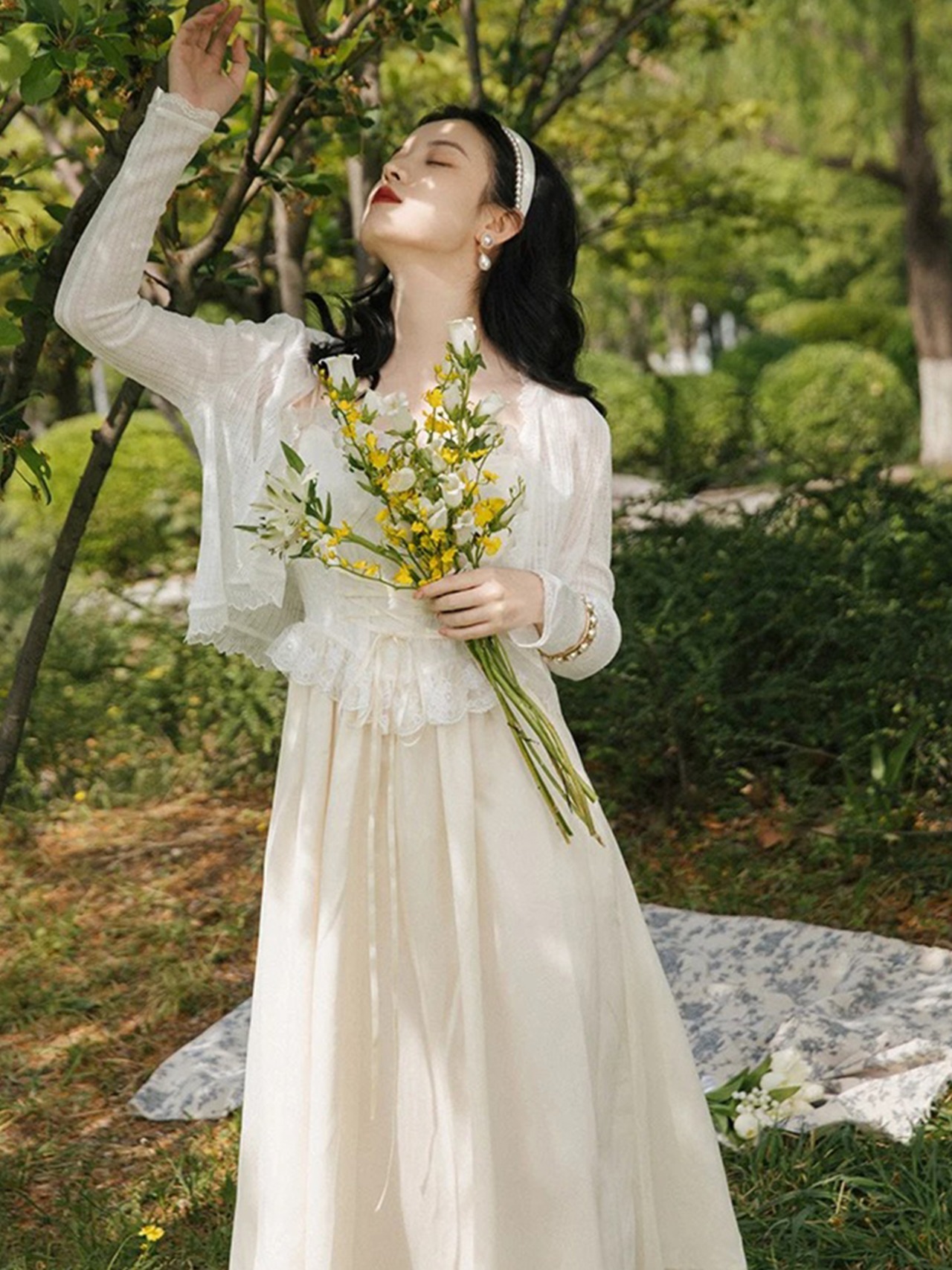 【0004】Ruffle Lace-Up Princess Short Sleeve Dress