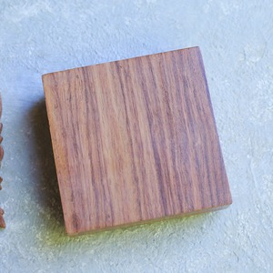 美しい模様の木彫りの箱 22