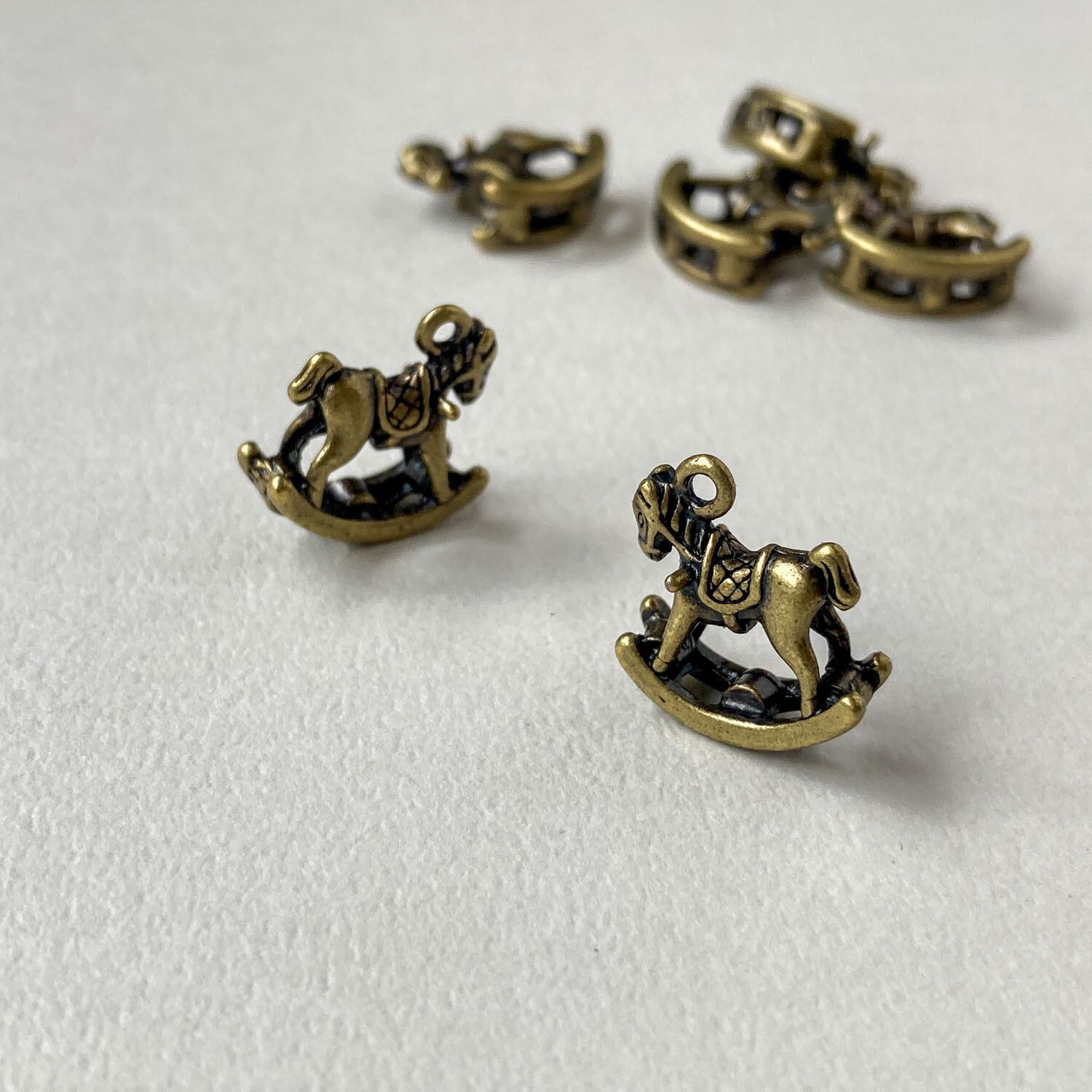 アンティーク風 立体木馬チャーム | Dua-アクセサリーパーツショップ