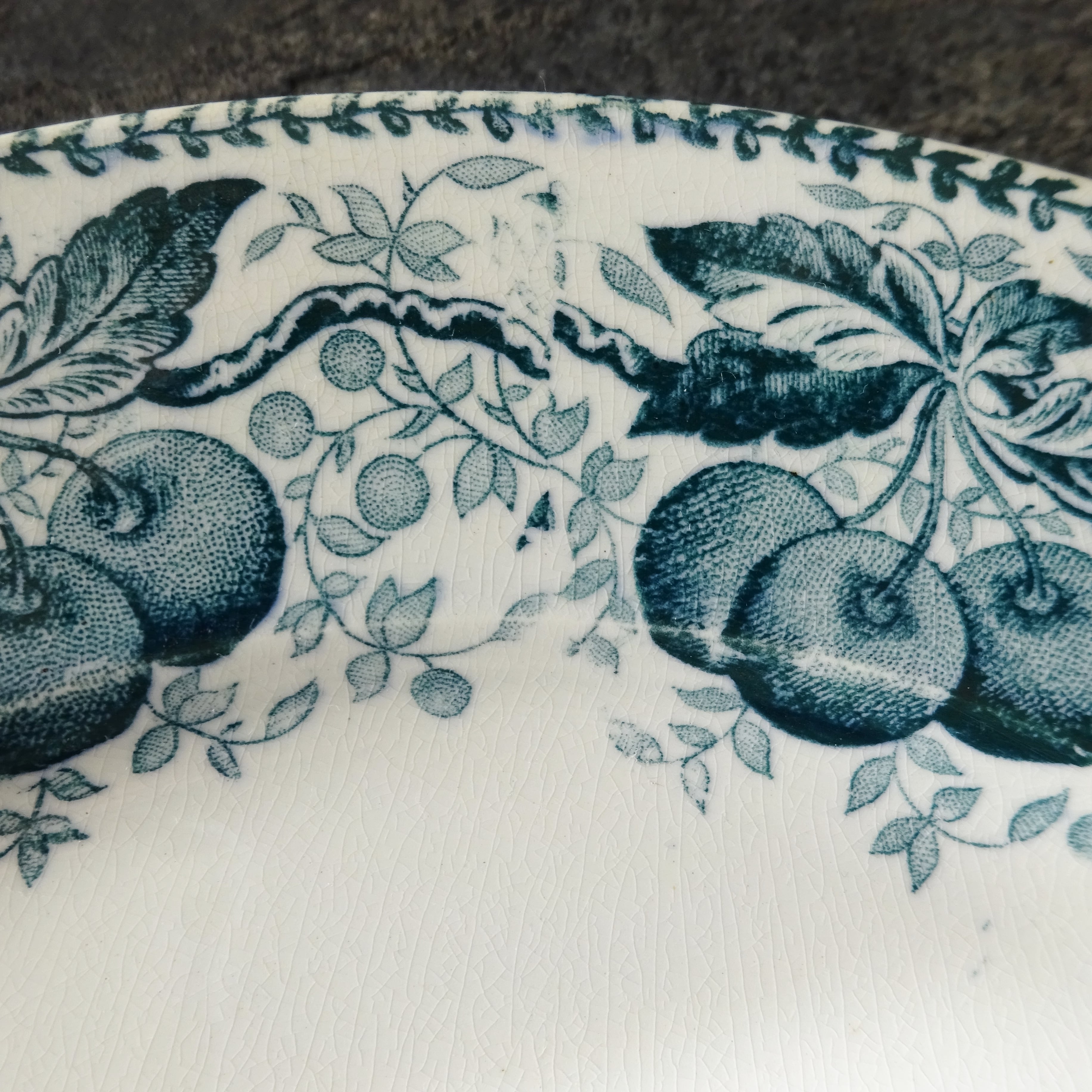 【 Épuisé 】T.F. Badonviller  modèle《CERISES》assiette plate (A)