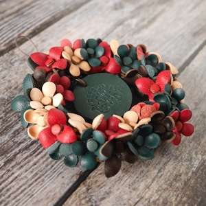 小さな革花のリース