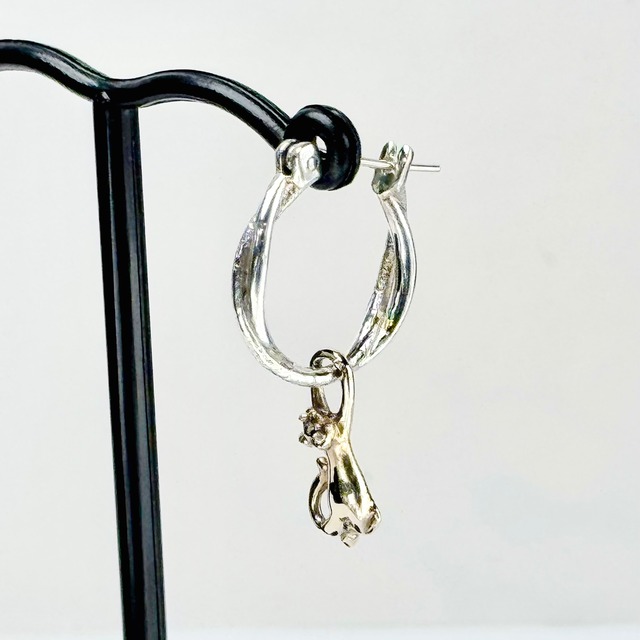 BURASAGARI Cat Hoop Pierce / 宙ぶらりんネコチャンフープピアス
