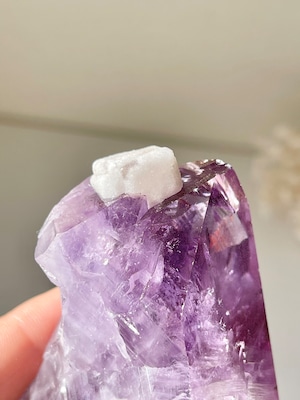 カルサイトオンアメシスト/ square calcite on amethyst
